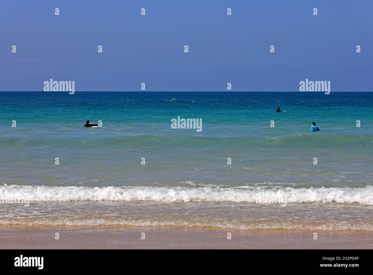 Homme surfant à El Cotillo, Fuerteventura, Îles Canaries, Espagne, Europe. Prise en février 2024 Banque D'Images