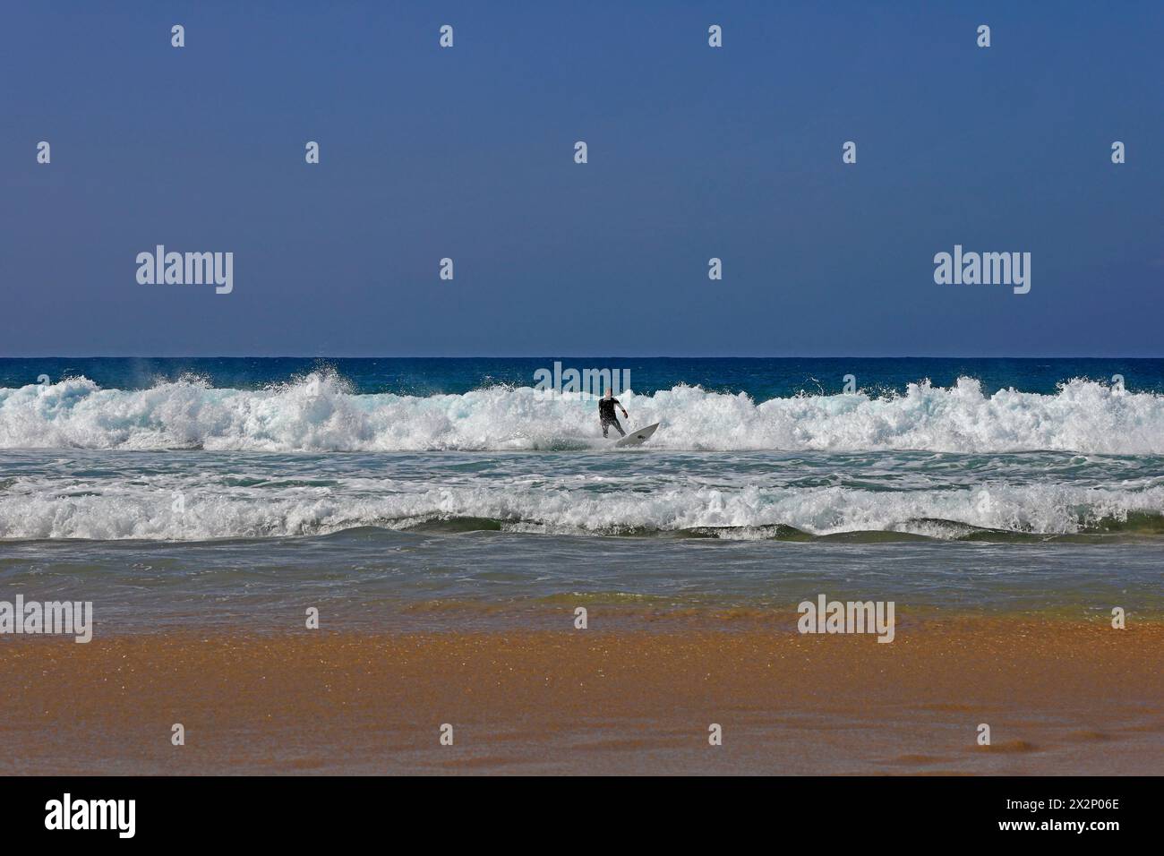 Homme surfant à El Cotillo, Fuerteventura, Îles Canaries, Espagne, Europe. Prise en février 2024 Banque D'Images