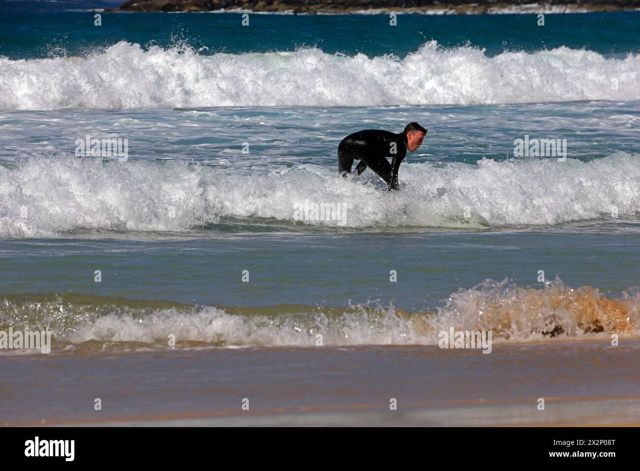 Homme surfant à El Cotillo, Fuerteventura, Îles Canaries, Espagne, Europe. Prise en février 2024 Banque D'Images