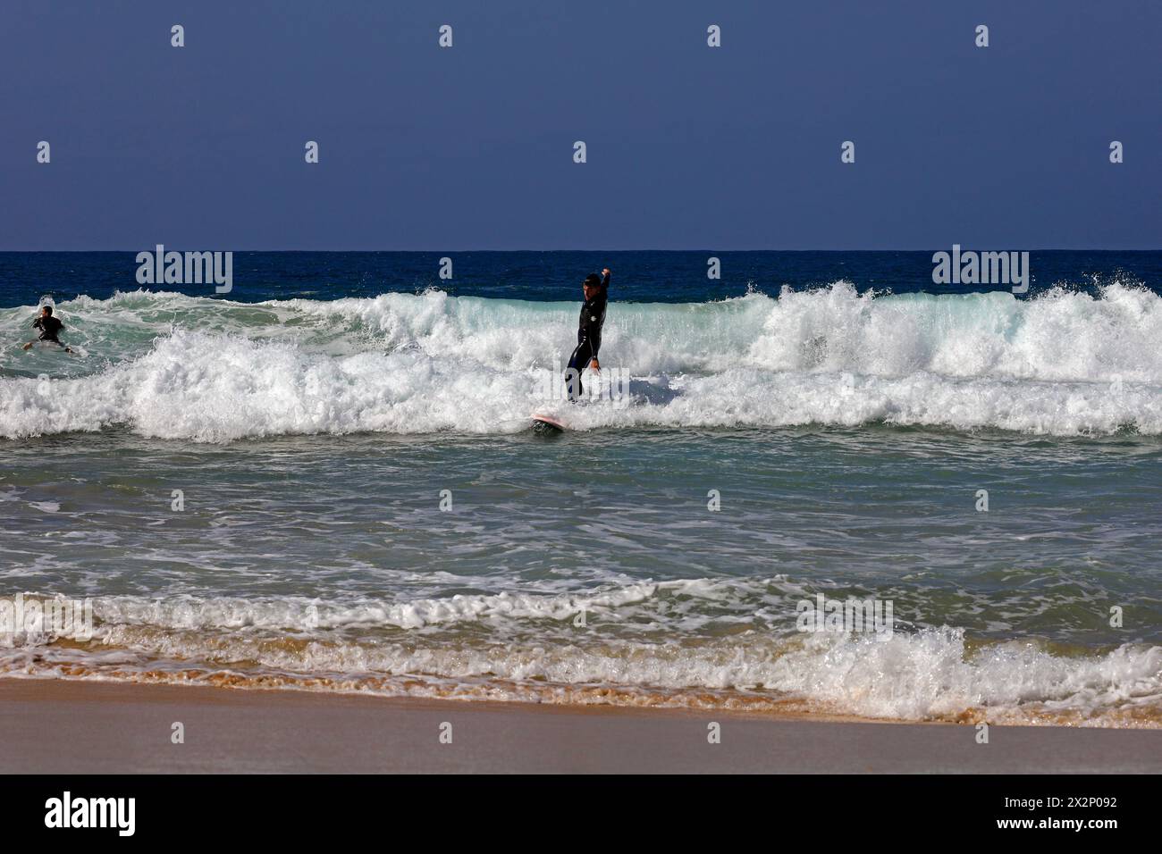 Homme surfant à El Cotillo, Fuerteventura, Îles Canaries, Espagne, Europe. Prise en février 2024 Banque D'Images