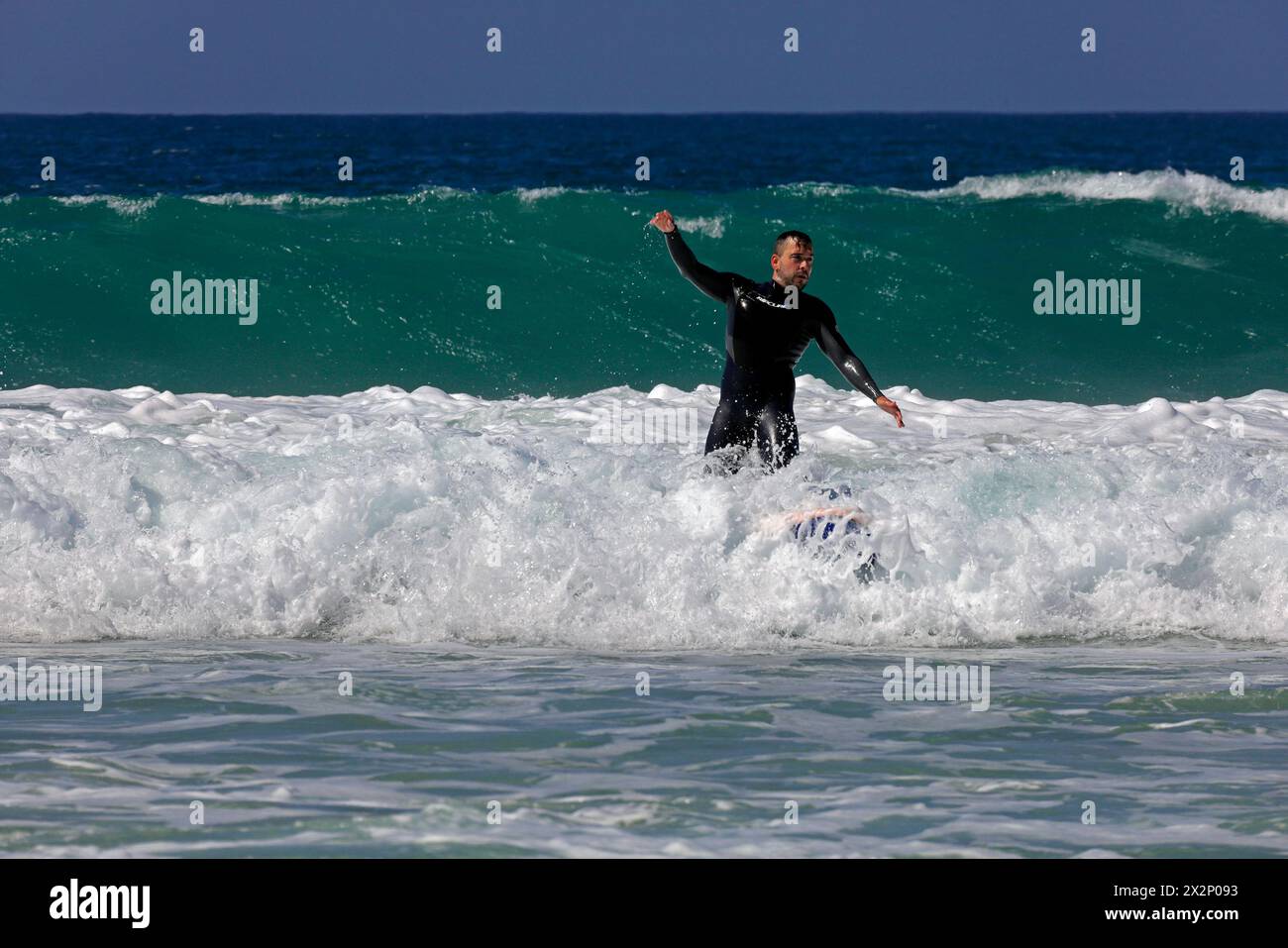 Homme surfant à El Cotillo, Fuerteventura, Îles Canaries, Espagne, Europe. Prise en février 2024 Banque D'Images