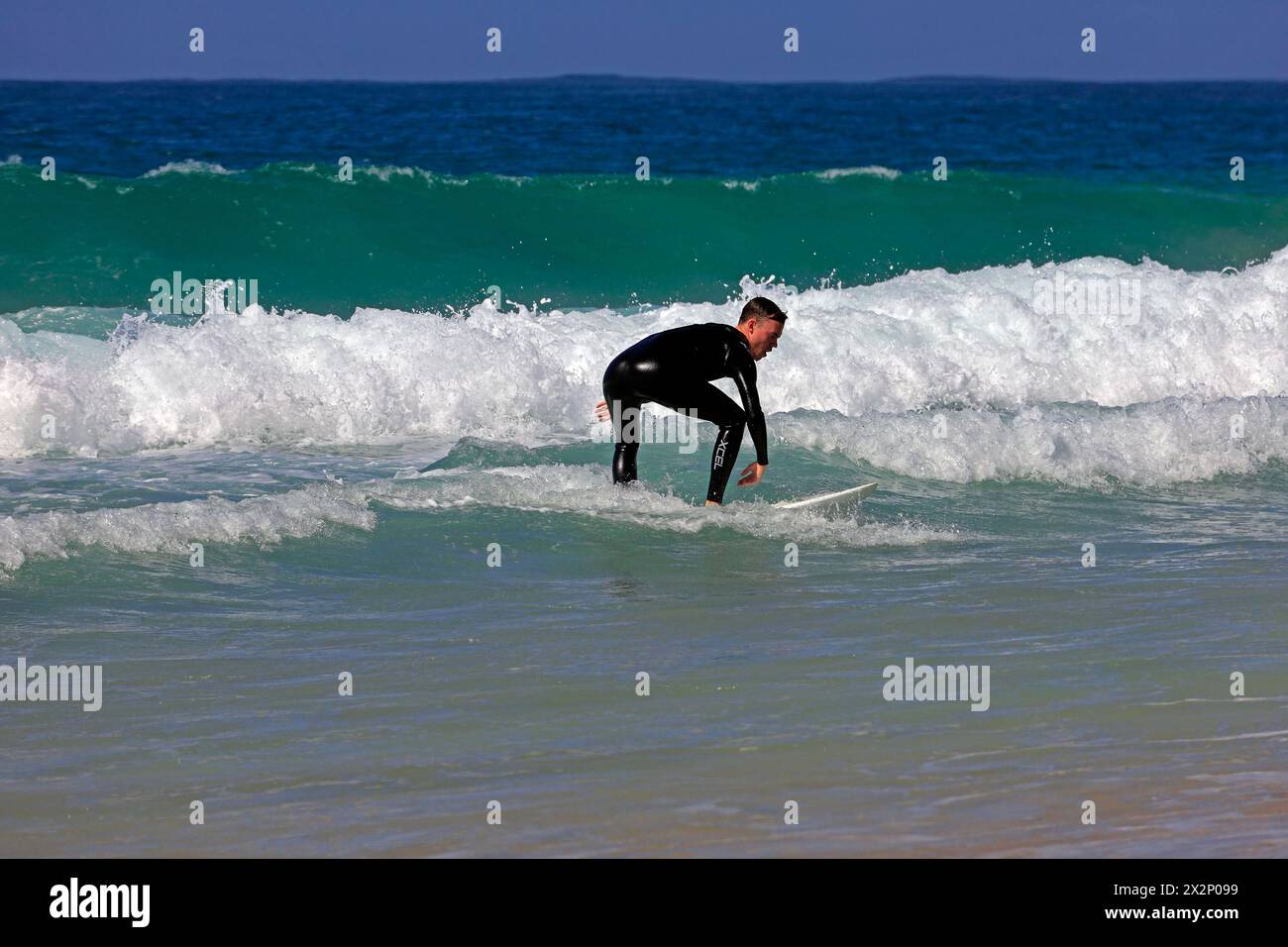 Homme surfant à El Cotillo, Fuerteventura, Îles Canaries, Espagne, Europe. Prise en février 2024 Banque D'Images