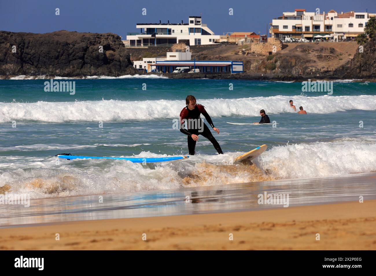 Homme surfant à El Cotillo, Fuerteventura, Îles Canaries, Espagne, Europe. Prise en février 2024 Banque D'Images