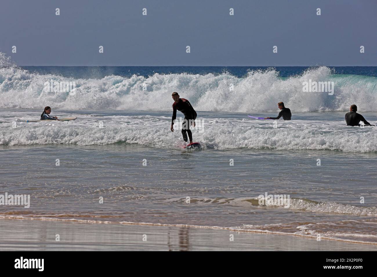 Surf à El Cotillo, Fuerteventura, îles Canaries, Espagne, Europe. Prise en février 2024 Banque D'Images