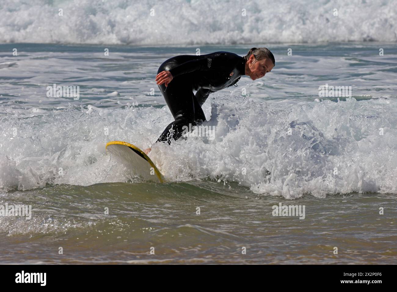 Femme surfant à El Cotillo, Fuerteventura, Îles Canaries, Espagne, Europe. Prise en février 2024 Banque D'Images