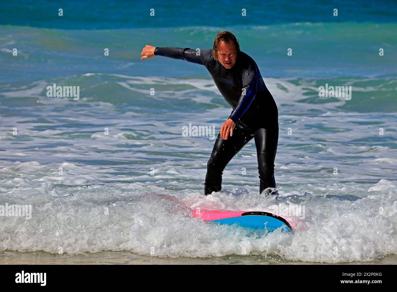 Homme surfant à El Cotillo, Fuerteventura, Îles Canaries, Espagne, Europe. Prise en février 2024 Banque D'Images