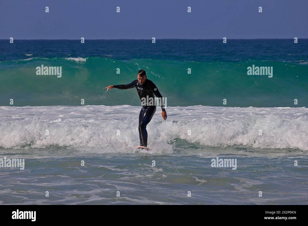 Homme surfant à El Cotillo, Fuerteventura, Îles Canaries, Espagne, Europe. Prise en février 2024 Banque D'Images