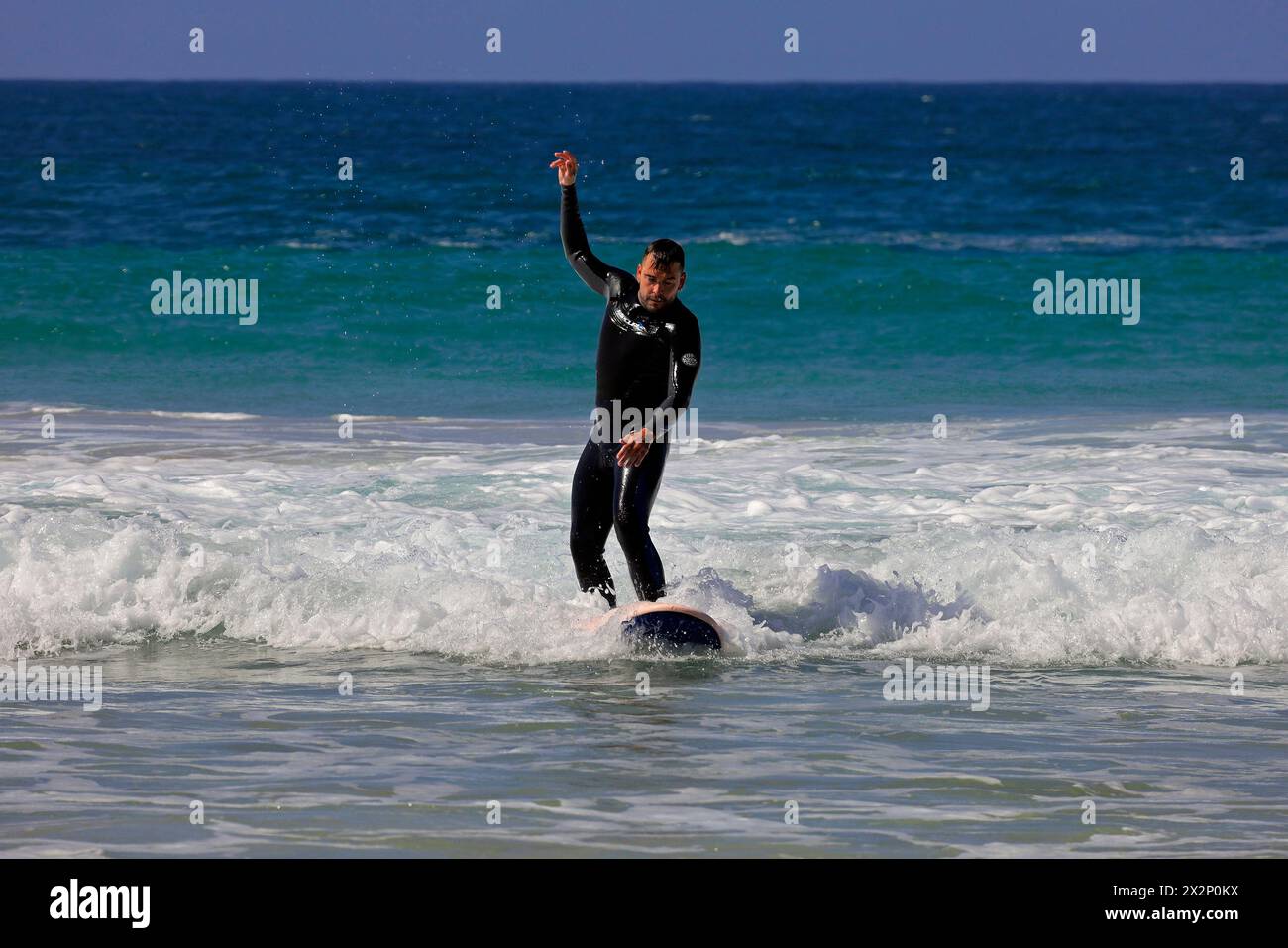 Homme surfant à El Cotillo, Fuerteventura, Îles Canaries, Espagne, Europe. Prise en février 2024 Banque D'Images