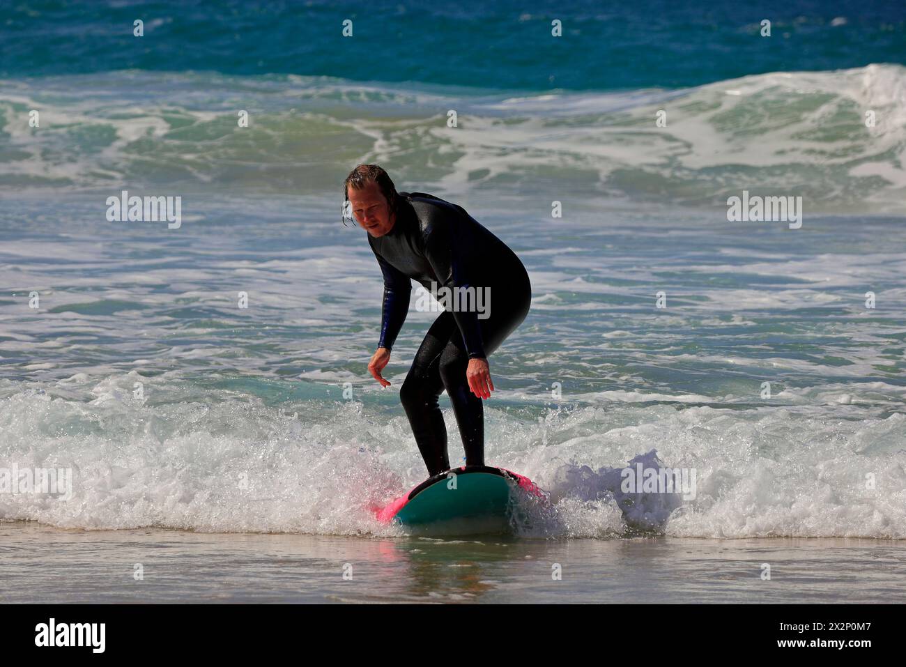 Homme surfant à El Cotillo, Fuerteventura, Îles Canaries, Espagne, Europe. Prise en février 2024 Banque D'Images