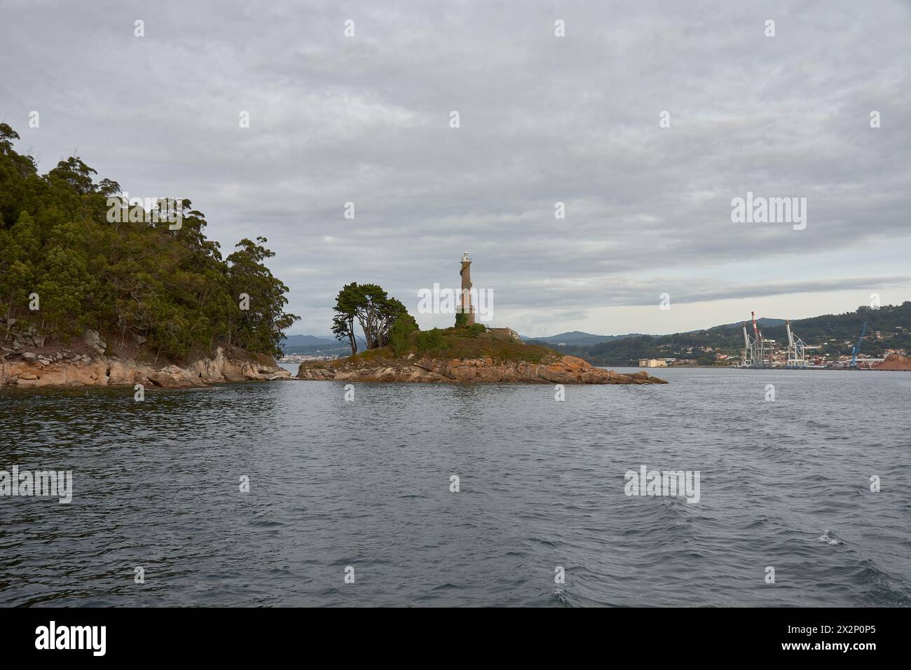 Phare de Tenlo Chico, sur l'île de Tambo, propriété de l'École navale militaire de Marin (Galice, Espagne). Le phare a un towe de maçonnerie de 20 mètres de haut Banque D'Images