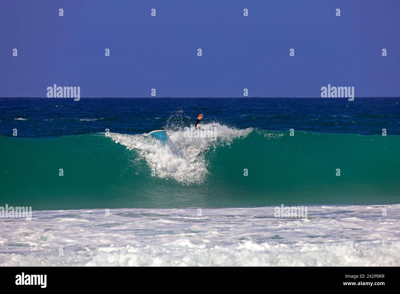 Wipeout - homme surfant à El Cotillo, Fuerteventura, Îles Canaries, Espagne, Europe. Prise en février 2024 Banque D'Images