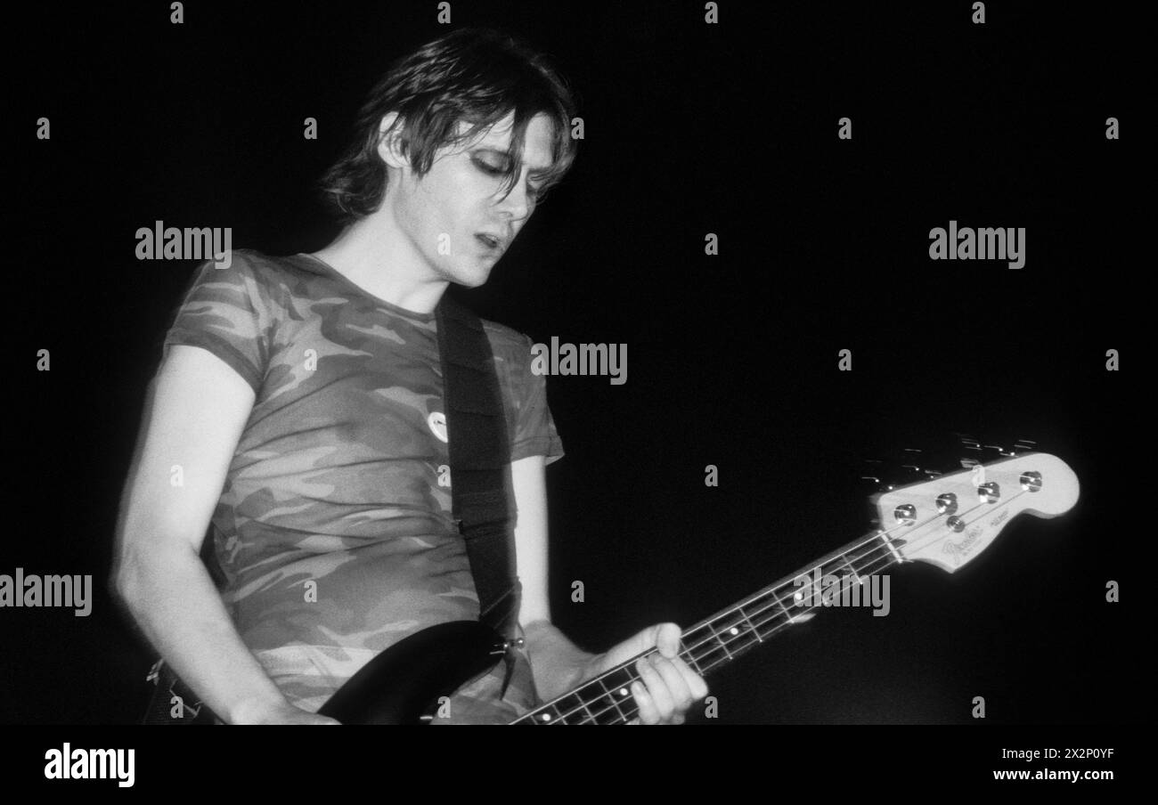 MANIC STREET PREACHERS, NICKY WIRE, HEADLINE READING FESTIVAL, 1997 : Nicky Wire du groupe gallois Manic Street Preachers en tête d'affiche du main Stage au Reading Festival, Reading, Angleterre, le 23 août 1997. INFO : Manic Street Preachers, un groupe de rock gallois formé en 1986, a émergé comme des icônes de la scène musicale britannique des années 90. Connus pour leurs paroles politiquement chargées et leurs mélodies anthémiques, des tubes comme 'A Design for Life' ont consolidé leur statut de figures légendaires du rock alternatif. Banque D'Images