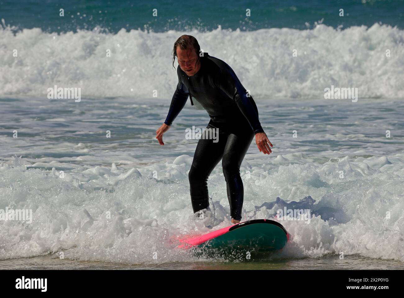 Homme surfant à El Cotillo, Fuerteventura, Îles Canaries, Espagne, Europe. Prise en février 2024 Banque D'Images