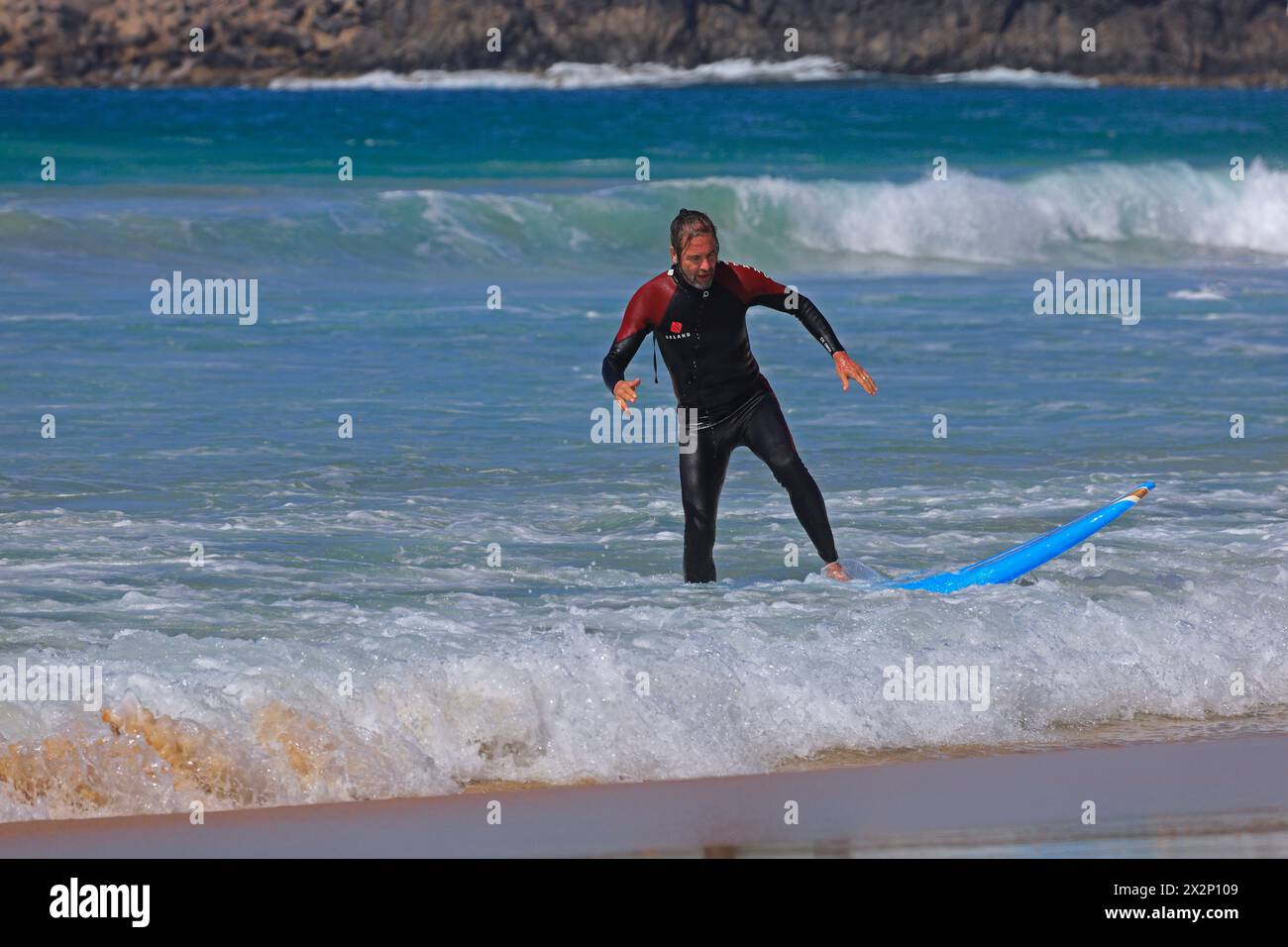 Homme surfant à El Cotillo, Fuerteventura, Îles Canaries, Espagne, Europe. Prise en février 2024 Banque D'Images