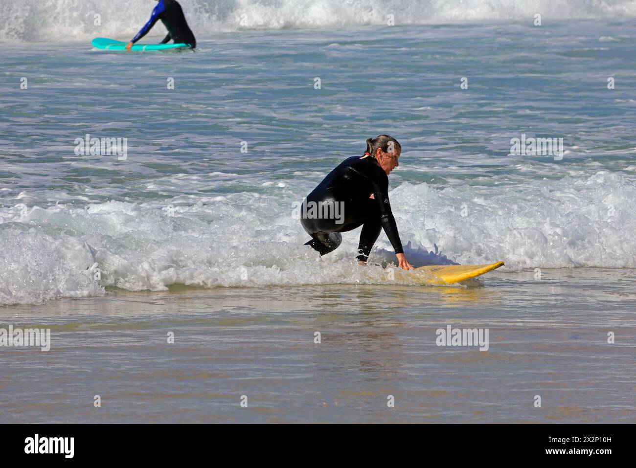 Femme surfant à El Cotillo, Fuerteventura, Îles Canaries, Espagne, Europe. Prise en février 2024 Banque D'Images