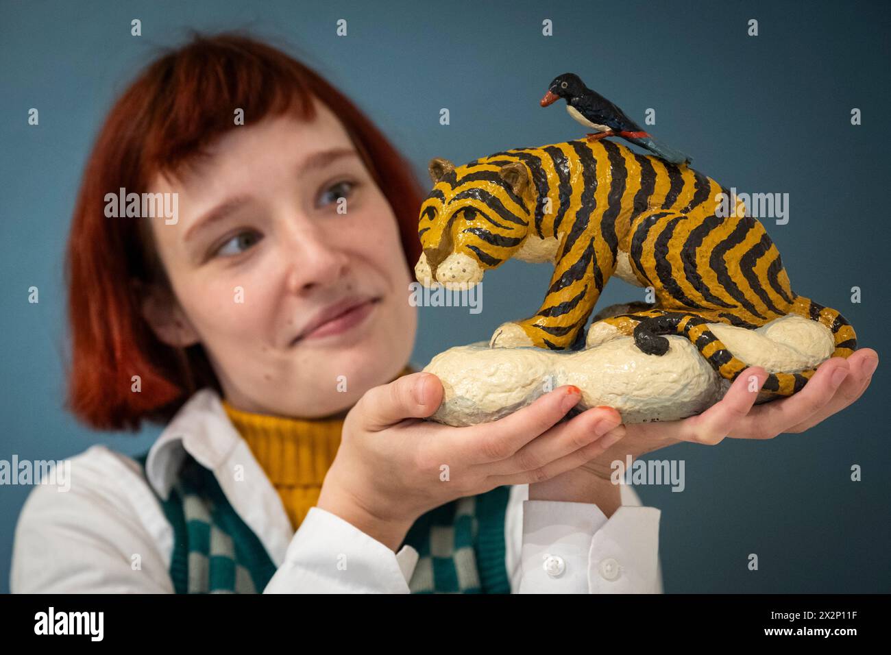 [SOUS EMBARGO JUSQU'AU 00,01 24 AVRIL 2024] LONDRES, ROYAUME-UNI. 23 avril 2024. Un collaborateur avec 'L'or du tigre', 2024, sculpture en bronze, lors d'un aperçu de 'la légèreté des jours', une nouvelle exposition de l'artiste catalan Ramiro Fernandez Saus. L'exposition se déroule du 25 avril au 28 juin 2024 à long & Ryle à Pimlico. Credit : Stephen Chung / Alamy Live News Banque D'Images