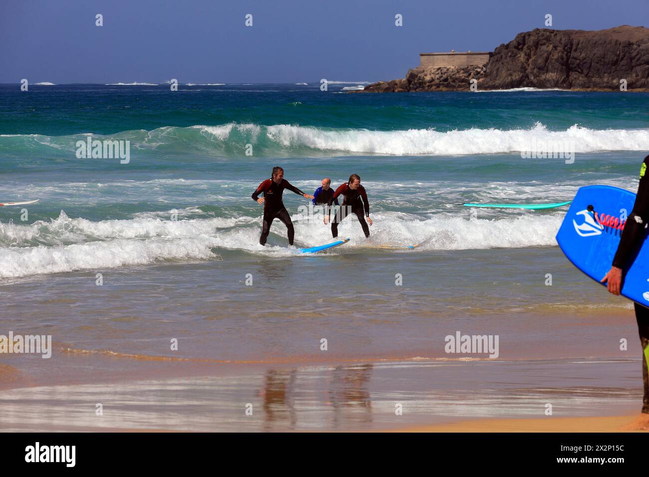 Surf à El Cotillo, Fuerteventura, îles Canaries, Espagne, Europe. Prise en février 2024 Banque D'Images