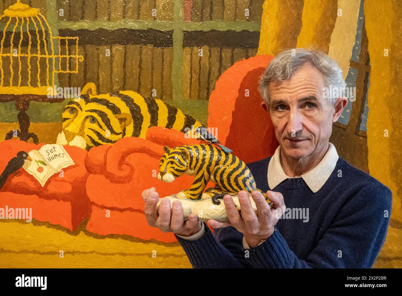 [SOUS EMBARGO JUSQU'AU 00,01 24 AVRIL 2024] LONDRES, ROYAUME-UNI. 23 avril 2024. L'artiste catalan Ramiro Fernandez Saus avec 'L'or du tigre', 2024, sculpture en bronze, devant 'Winter Reading', 2023, en avant-première de 'la légèreté des jours', sa nouvelle exposition à long & Ryle à Pimlico. L'exposition se déroule du 25 avril au 28 juin 2024. Credit : Stephen Chung / Alamy Live News Banque D'Images