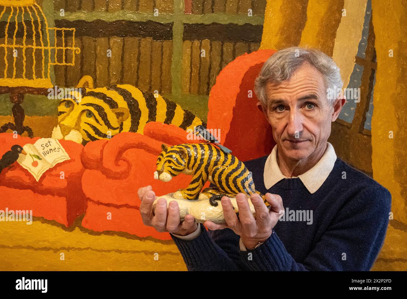 [SOUS EMBARGO JUSQU'AU 00,01 24 AVRIL 2024] LONDRES, ROYAUME-UNI. 23 avril 2024. L'artiste catalan Ramiro Fernandez Saus avec 'L'or du tigre', 2024, sculpture en bronze, devant 'Winter Reading', 2023, en avant-première de 'la légèreté des jours', sa nouvelle exposition à long & Ryle à Pimlico. L'exposition se déroule du 25 avril au 28 juin 2024. Credit : Stephen Chung / Alamy Live News Banque D'Images