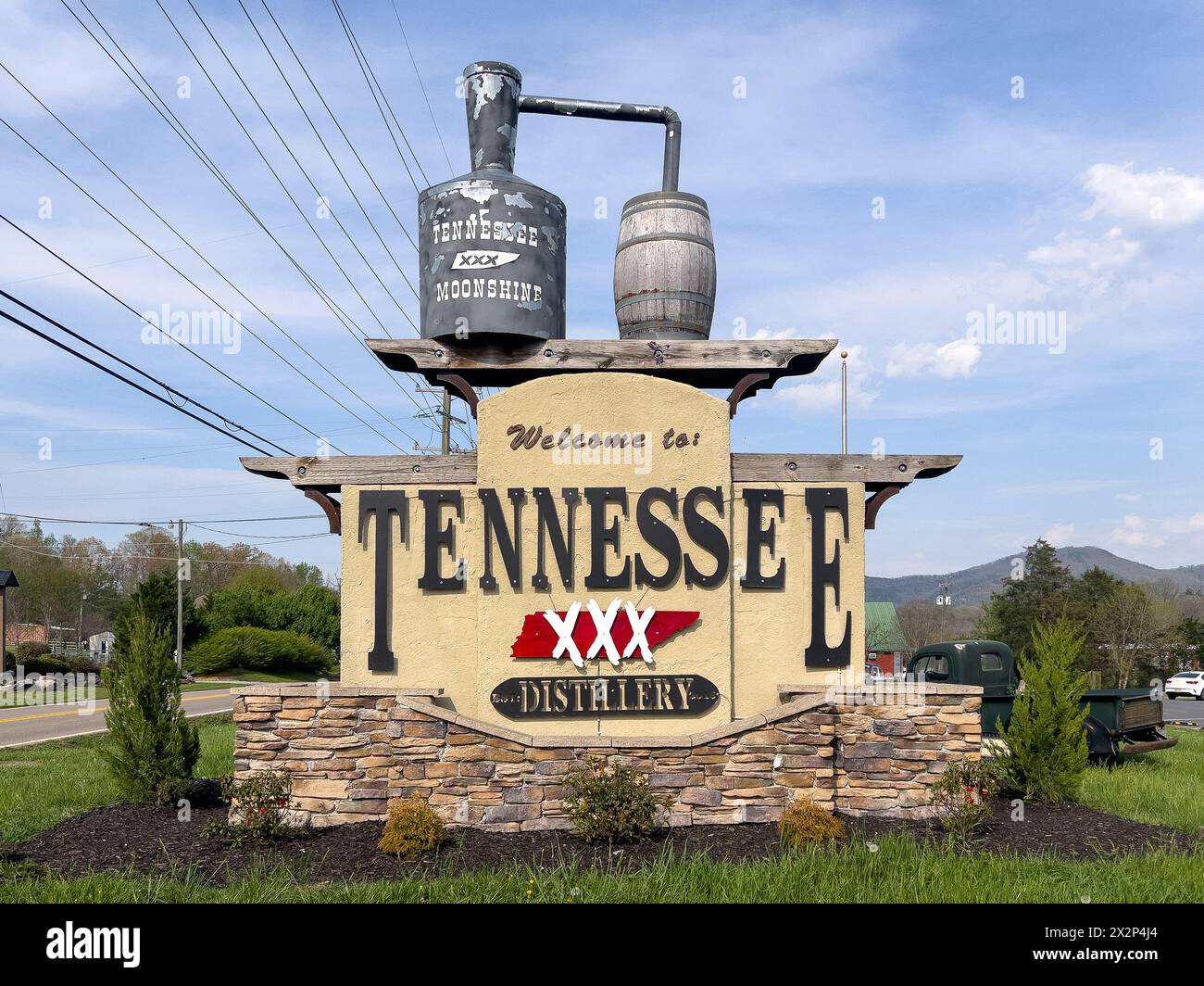 Tennessee Shine Co. Est l'une des plus grandes distilleries de lune au pays avec leur teneur élevée en alcool, leur goût doux et leur variété de saveurs. Banque D'Images