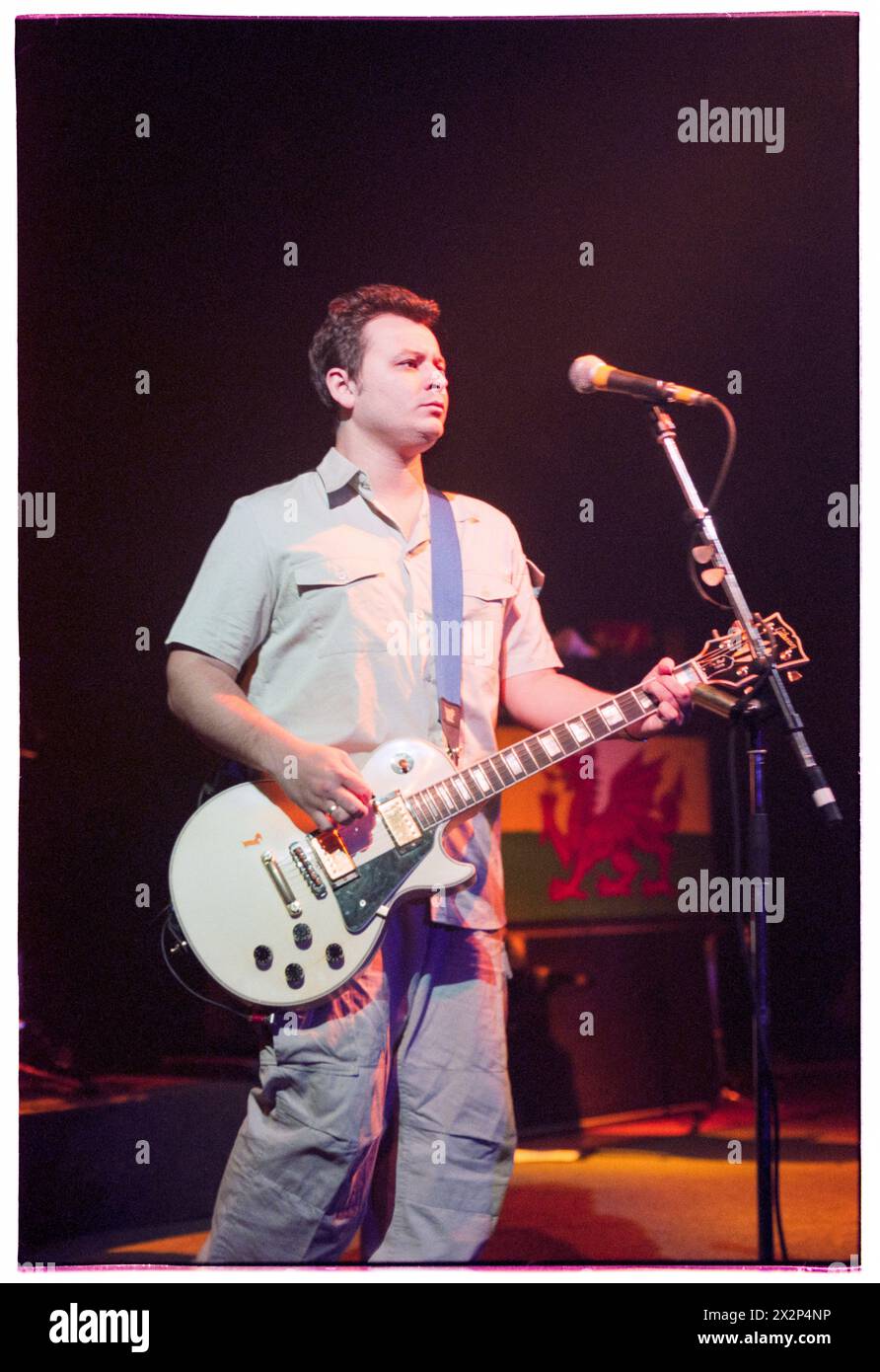 MANIC STREET PREACHERS, JAMES DEAN BRADFIELD, CONCERT, 1998 : James Dean Bradfield du groupe gallois Manic Street Preachers jouant à Afan Lido, Port Talbot, pays de Galles, Royaume-Uni le 20 septembre 1998. Le groupe tourne avec leur 5e album This Is My Truth Tell me Yours. Photo : Rob Watkins. INFO : Manic Street Preachers, un groupe de rock gallois formé en 1986, a émergé comme des icônes de la scène musicale britannique des années 90. Connus pour leurs paroles politiquement chargées et leurs mélodies anthémiques, des tubes comme 'A Design for Life' ont consolidé leur statut de figures légendaires du rock alternatif. Banque D'Images