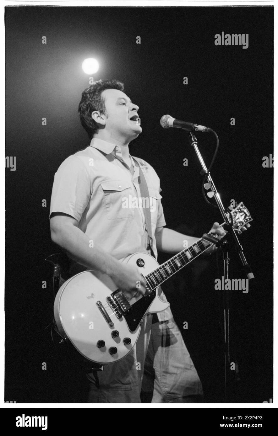 MANIC STREET PREACHERS, JAMES DEAN BRADFIELD, CONCERT, 1998 : James Dean Bradfield du groupe gallois Manic Street Preachers jouant à Afan Lido, Port Talbot, pays de Galles, Royaume-Uni le 20 septembre 1998. Le groupe tourne avec leur 5e album This Is My Truth Tell me Yours. Photo : Rob Watkins. INFO : Manic Street Preachers, un groupe de rock gallois formé en 1986, a émergé comme des icônes de la scène musicale britannique des années 90. Connus pour leurs paroles politiquement chargées et leurs mélodies anthémiques, des tubes comme 'A Design for Life' ont consolidé leur statut de figures légendaires du rock alternatif. Banque D'Images