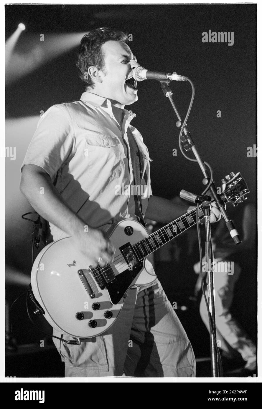 MANIC STREET PREACHERS, JAMES DEAN BRADFIELD, CONCERT, 1998 : James Dean Bradfield du groupe gallois Manic Street Preachers jouant à Afan Lido, Port Talbot, pays de Galles, Royaume-Uni le 20 septembre 1998. Le groupe tourne avec leur 5e album This Is My Truth Tell me Yours. Photo : Rob Watkins. INFO : Manic Street Preachers, un groupe de rock gallois formé en 1986, a émergé comme des icônes de la scène musicale britannique des années 90. Connus pour leurs paroles politiquement chargées et leurs mélodies anthémiques, des tubes comme 'A Design for Life' ont consolidé leur statut de figures légendaires du rock alternatif. Banque D'Images