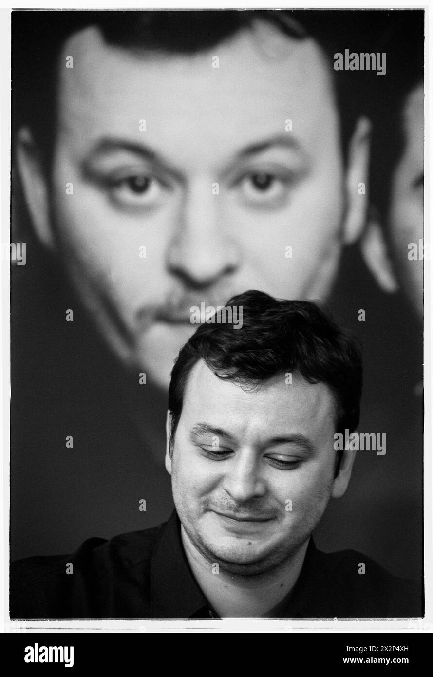 MANIC STREET PREACHERS, CONFÉRENCE DE PRESSE, 1999 : James Dean Bradfield du groupe gallois Manic Street Preachers lors d'une conférence de presse au Millennium Stadium, Cardiff Wales, Royaume-Uni, le 1er novembre 1999. Le groupe fait la promotion de son concert de la nuit du millénaire devant plus de 57 000 fans lors de la Saint-Sylvestre 1999-2000, au Millennium Stadium de Cardiff, intitulé Leaving the 20th Century. Photo : Rob Watkins. INFO : Manic Street Preachers, un groupe de rock gallois formé en 1986, a émergé comme des icônes de la scène musicale britannique des années 90. Connu pour ses paroles politiquement chargées et ses mélodies anthémiques. Banque D'Images