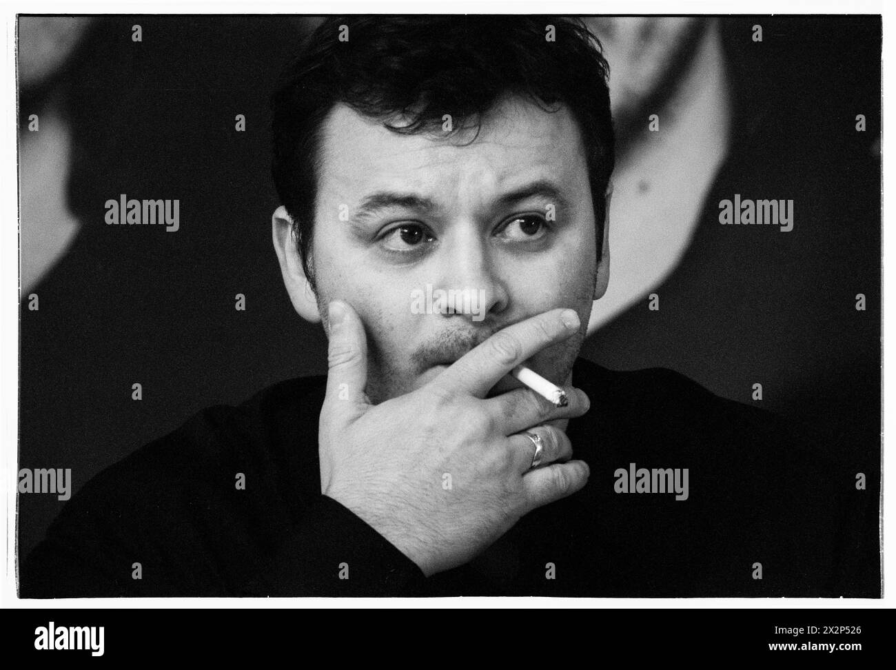 MANIC STREET PREACHERS, CONFÉRENCE DE PRESSE, 1999 : James Dean Bradfield du groupe gallois Manic Street Preachers lors d'une conférence de presse au Millennium Stadium, Cardiff Wales, Royaume-Uni, le 1er novembre 1999. Le groupe fait la promotion de son concert de la nuit du millénaire devant plus de 57 000 fans lors de la Saint-Sylvestre 1999-2000, au Millennium Stadium de Cardiff, intitulé Leaving the 20th Century. Photo : Rob Watkins. INFO : Manic Street Preachers, un groupe de rock gallois formé en 1986, a émergé comme des icônes de la scène musicale britannique des années 90. Connu pour ses paroles politiquement chargées et ses mélodies anthémiques. Banque D'Images