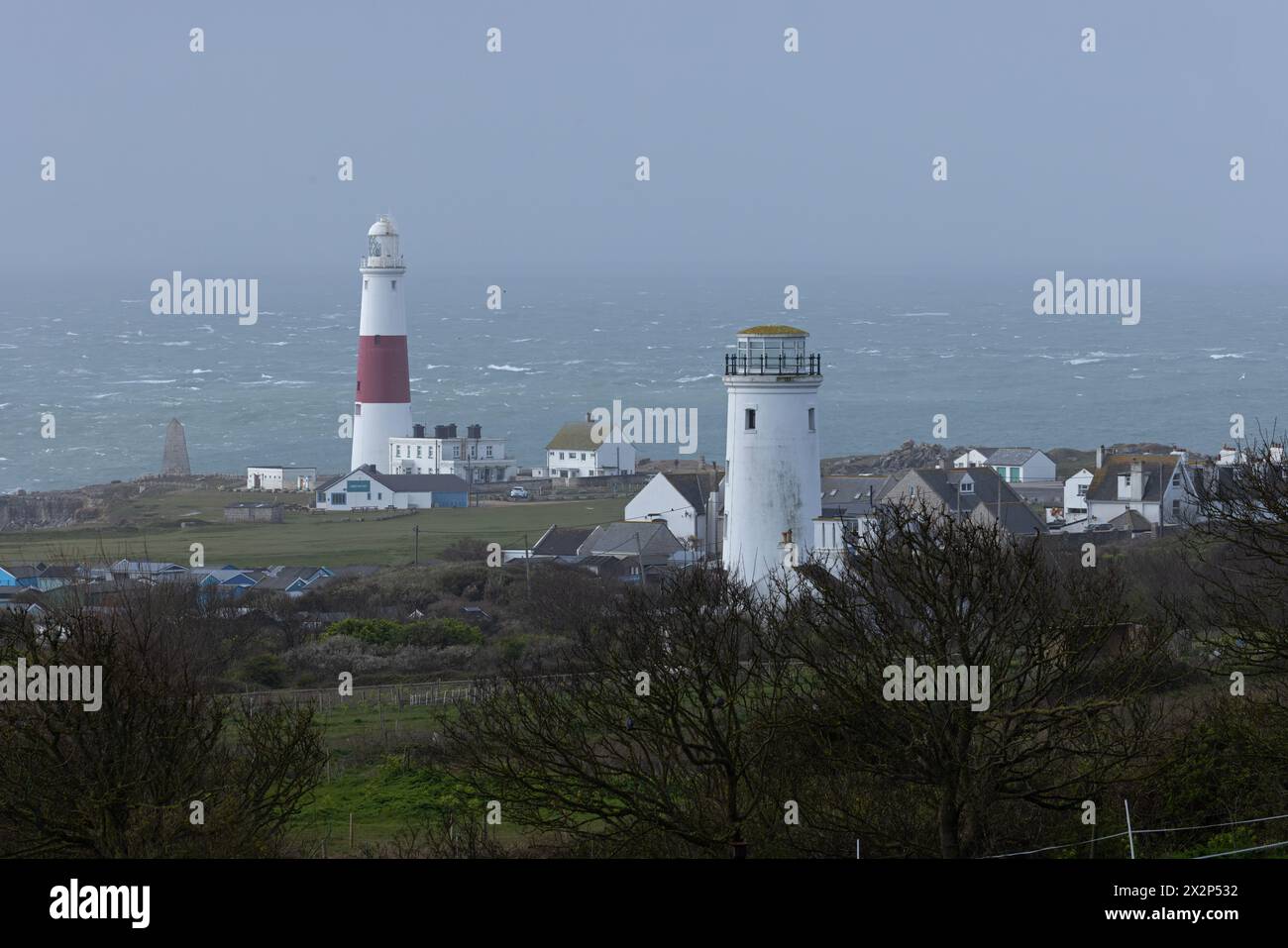 Phare de Portland Bill et observatoire d'oiseaux Dorset avril 2024 Banque D'Images