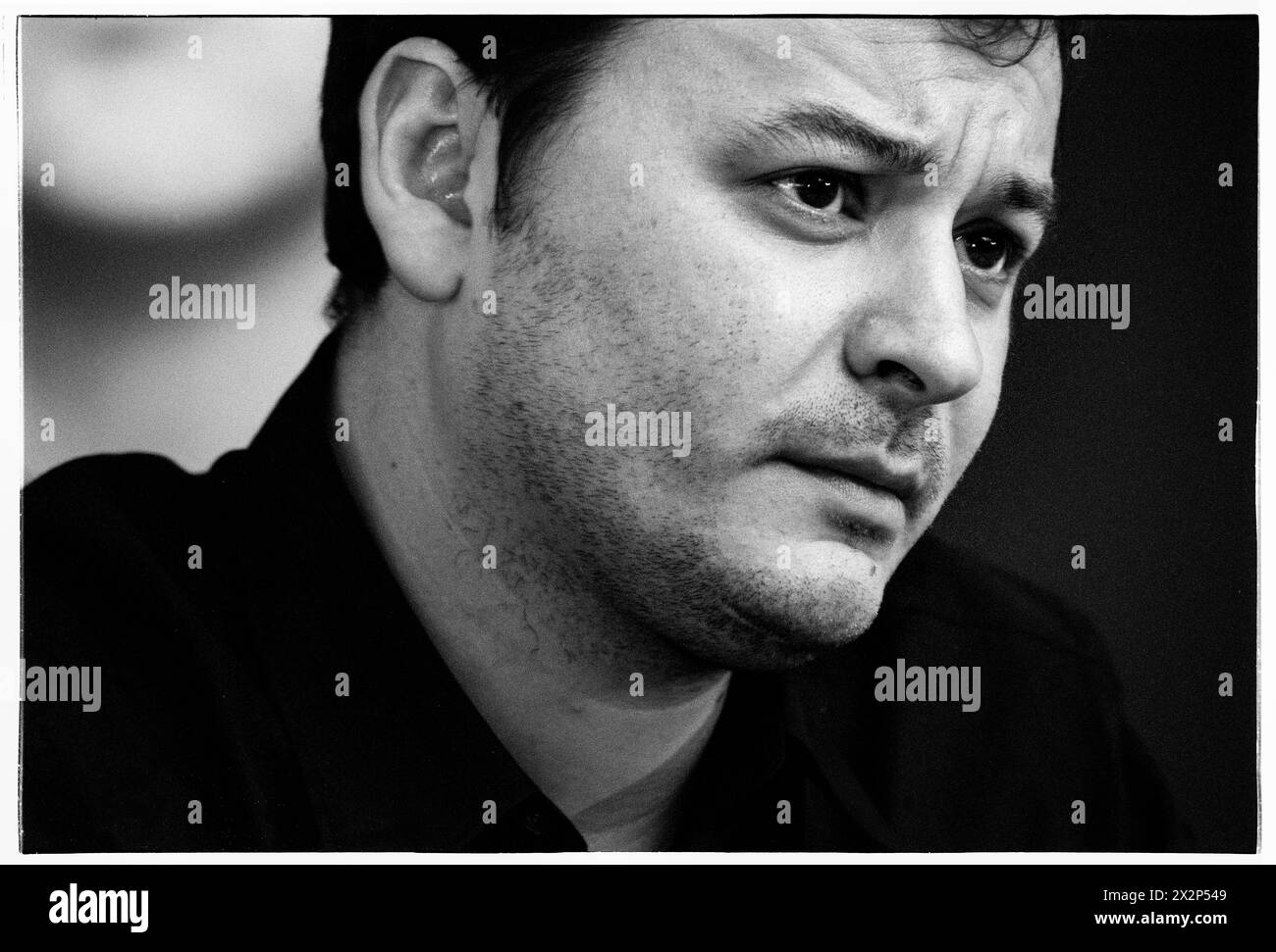 MANIC STREET PREACHERS, CONFÉRENCE DE PRESSE, 1999 : James Dean Bradfield du groupe gallois Manic Street Preachers lors d'une conférence de presse au Millennium Stadium, Cardiff Wales, Royaume-Uni, le 1er novembre 1999. Le groupe fait la promotion de son concert de la nuit du millénaire devant plus de 57 000 fans lors de la Saint-Sylvestre 1999-2000, au Millennium Stadium de Cardiff, intitulé Leaving the 20th Century. Photo : Rob Watkins. INFO : Manic Street Preachers, un groupe de rock gallois formé en 1986, a émergé comme des icônes de la scène musicale britannique des années 90. Connu pour ses paroles politiquement chargées et ses mélodies anthémiques. Banque D'Images