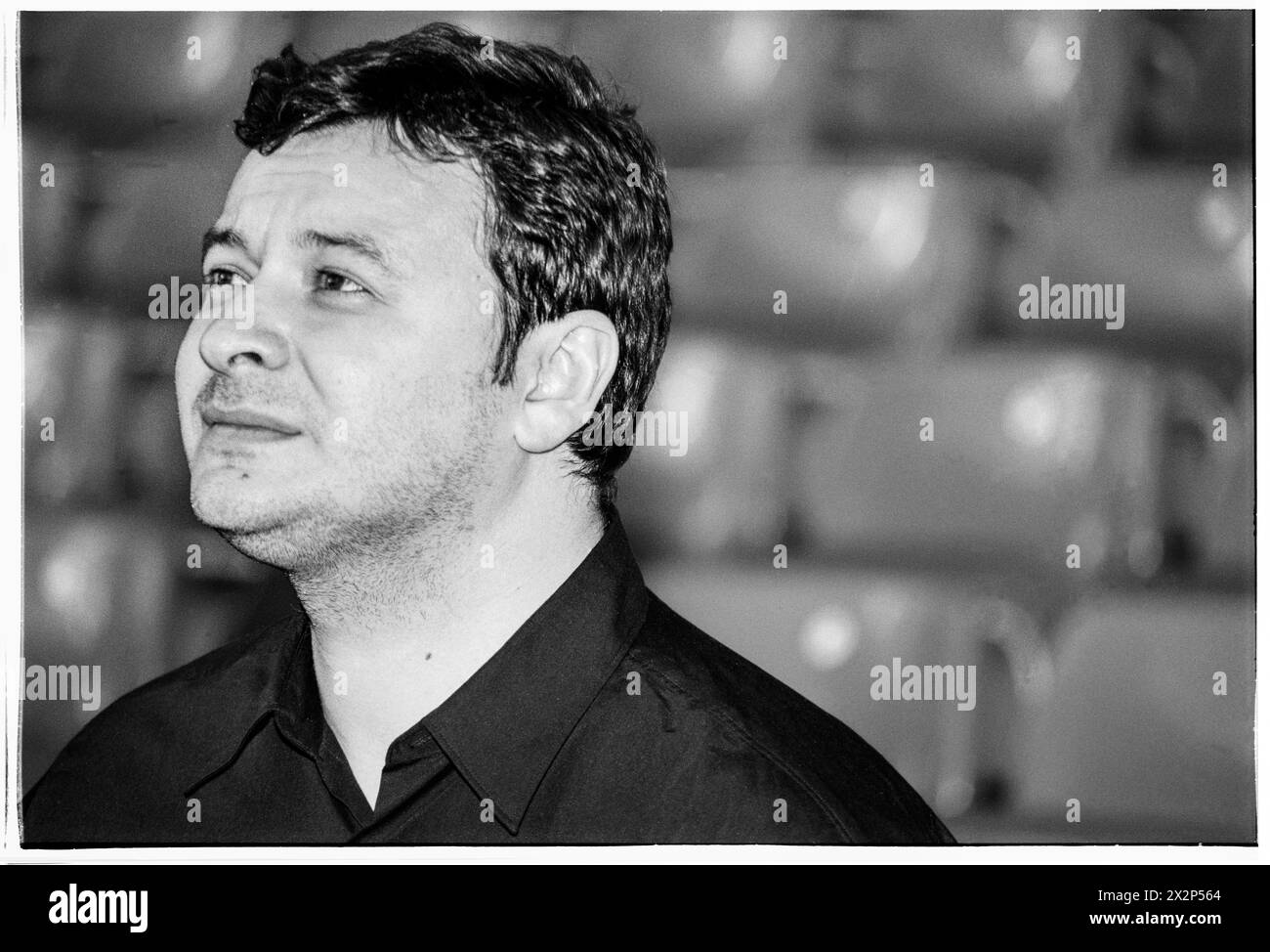 MANIC STREET PREACHERS, CONFÉRENCE DE PRESSE, 1999 : James Dean Bradfield du groupe gallois Manic Street Preachers lors d'une conférence de presse au Millennium Stadium, Cardiff Wales, Royaume-Uni, le 1er novembre 1999. Le groupe fait la promotion de son concert de la nuit du millénaire devant plus de 57 000 fans lors de la Saint-Sylvestre 1999-2000, au Millennium Stadium de Cardiff, intitulé Leaving the 20th Century. Photo : Rob Watkins. INFO : Manic Street Preachers, un groupe de rock gallois formé en 1986, a émergé comme des icônes de la scène musicale britannique des années 90. Connu pour ses paroles politiquement chargées et ses mélodies anthémiques. Banque D'Images