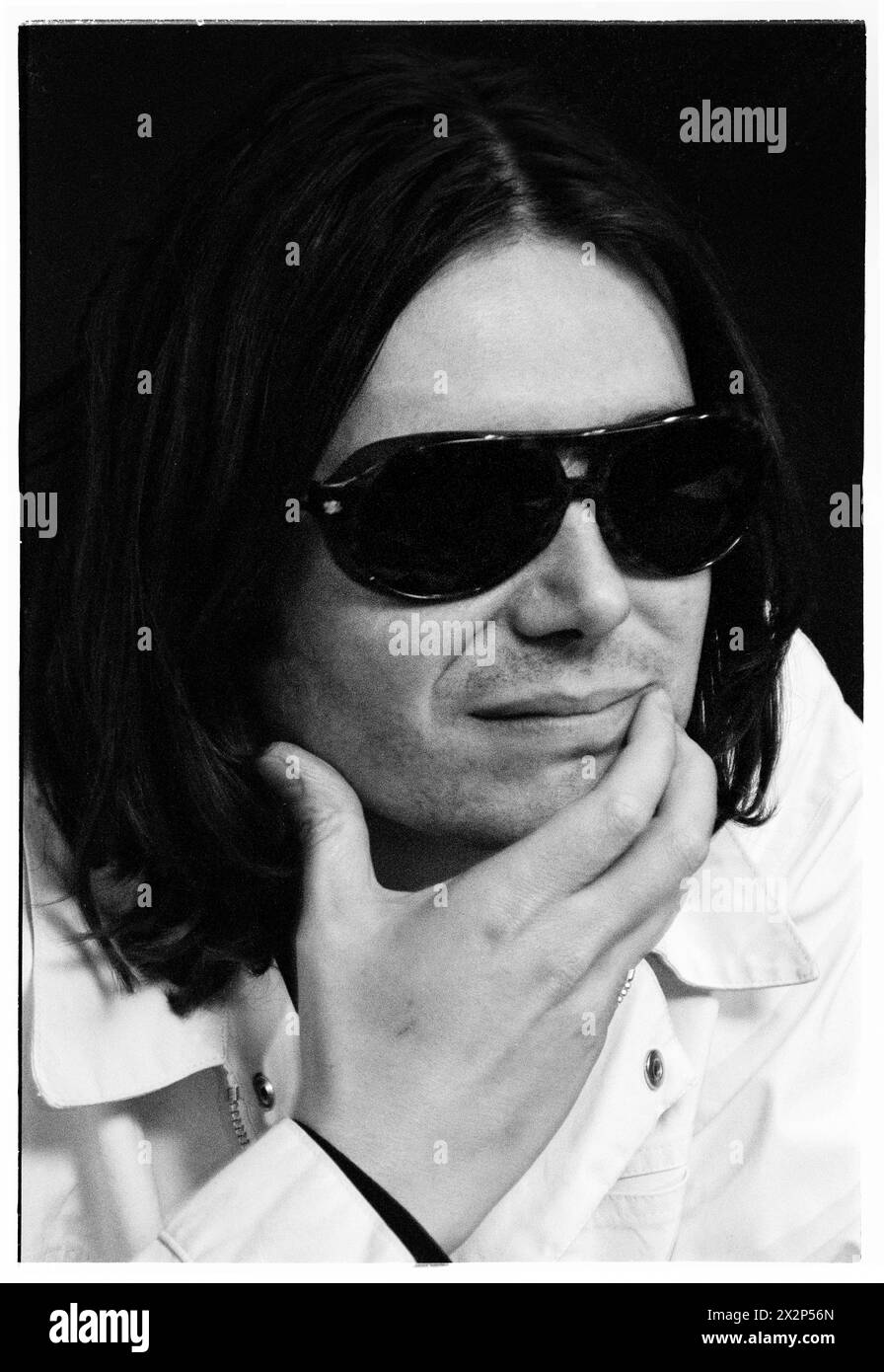 MANIC STREET PREACHERS, CONFÉRENCE DE PRESSE, 1999 : Nicky Wire du groupe gallois Manic Street Preachers lors d'une conférence de presse au Millennium Stadium, Cardiff Wales, Royaume-Uni, le 1er novembre 1999. Le groupe fait la promotion de son concert de la nuit du millénaire devant plus de 57 000 fans lors de la Saint-Sylvestre 1999-2000, au Millennium Stadium de Cardiff, intitulé Leaving the 20th Century. Photo : Rob Watkins. INFO : Manic Street Preachers, un groupe de rock gallois formé en 1986, a émergé comme des icônes de la scène musicale britannique des années 90. Connus pour leurs paroles politiquement chargées et leurs mélodies anthémiques, des tubes comme 'A Design for Life' Solid Banque D'Images