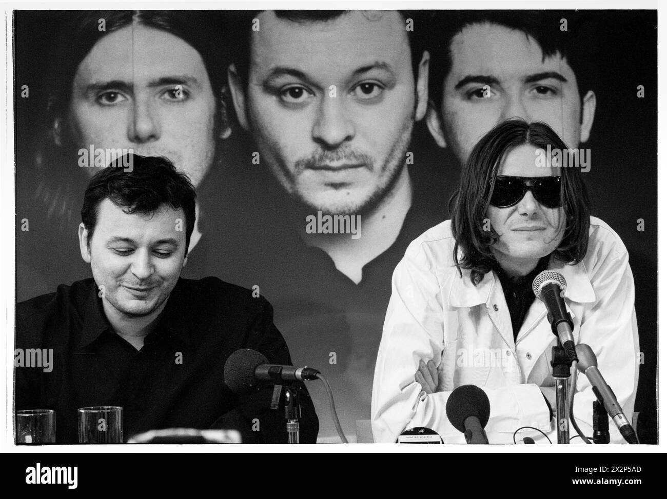 MANIC STREET PREACHERS, CONFÉRENCE DE PRESSE, 1999 : James Dean Bradfield et Nicky Wire du groupe gallois Manic Street Preachers lors d'une conférence de presse au Millennium Stadium, Cardiff Wales, Royaume-Uni, le 1er novembre 1999. Le groupe fait la promotion de son concert de la nuit du millénaire devant plus de 57 000 fans lors de la Saint-Sylvestre 1999-2000, au Millennium Stadium de Cardiff, intitulé Leaving the 20th Century. Photo : Rob Watkins. INFO : Manic Street Preachers, un groupe de rock gallois formé en 1986, a émergé comme des icônes de la scène musicale britannique des années 90. Connu pour ses paroles politiquement chargées et ses mélodies anthémiques. Banque D'Images