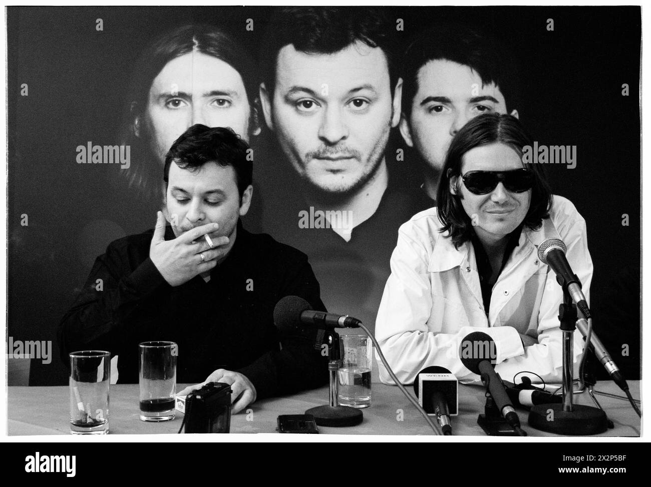 MANIC STREET PREACHERS, CONFÉRENCE DE PRESSE, 1999 : James Dean Bradfield et Nicky Wire du groupe gallois Manic Street Preachers lors d'une conférence de presse au Millennium Stadium, Cardiff Wales, Royaume-Uni, le 1er novembre 1999. Le groupe fait la promotion de son concert de la nuit du millénaire devant plus de 57 000 fans lors de la Saint-Sylvestre 1999-2000, au Millennium Stadium de Cardiff, intitulé Leaving the 20th Century. Photo : Rob Watkins. INFO : Manic Street Preachers, un groupe de rock gallois formé en 1986, a émergé comme des icônes de la scène musicale britannique des années 90. Connu pour ses paroles politiquement chargées et ses mélodies anthémiques. Banque D'Images