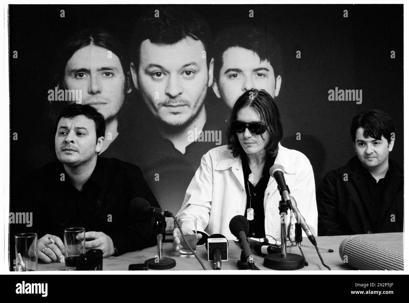 MANIC STREET PREACHERS, CONFÉRENCE DE PRESSE, 1999 : James Dean Bradfield, Nicky Wire et Sean Moore du groupe gallois Manic Street Preachers lors d'une conférence de presse au Millennium Stadium, Cardiff Wales, Royaume-Uni, le 1er novembre 1999. Le groupe fait la promotion de son concert de la nuit du millénaire devant plus de 57 000 fans lors de la Saint-Sylvestre 1999-2000, au Millennium Stadium de Cardiff, intitulé Leaving the 20th Century. Photo : Rob Watkins. INFO : Manic Street Preachers, un groupe de rock gallois formé en 1986, a émergé comme des icônes de la scène musicale britannique des années 90. Connu pour ses paroles politiquement chargées et ses mélodies anthémiques Banque D'Images