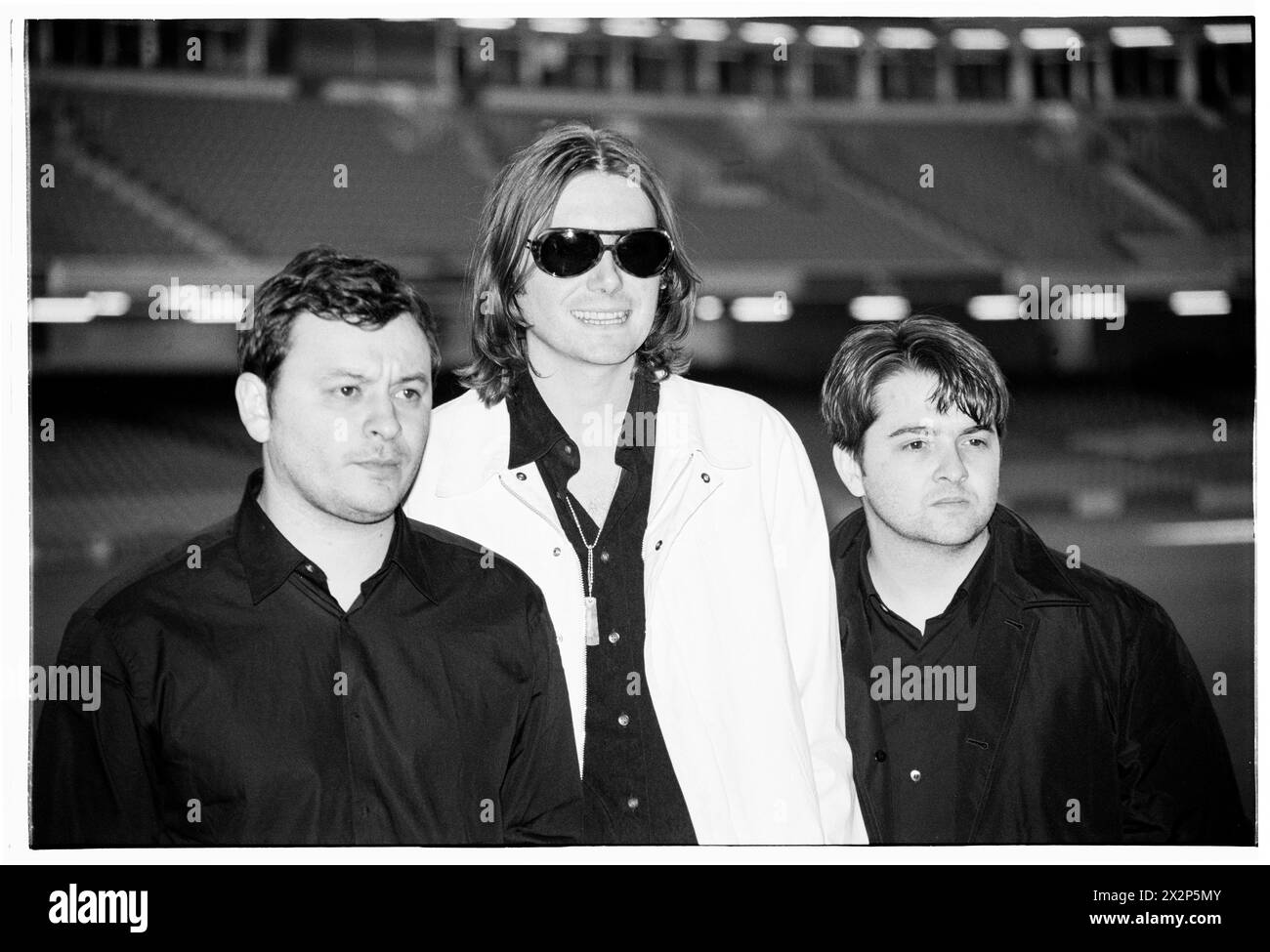 MANIC STREET PREACHERS, CONFÉRENCE DE PRESSE, 1999 : James Dean Bradfield, Nicky Wire et Sean Moore du groupe gallois Manic Street Preachers lors d'une conférence de presse au Millennium Stadium, Cardiff Wales, Royaume-Uni, le 1er novembre 1999. Le groupe fait la promotion de son concert de la nuit du millénaire devant plus de 57 000 fans lors de la Saint-Sylvestre 1999-2000, au Millennium Stadium de Cardiff, intitulé Leaving the 20th Century. Photo : Rob Watkins. INFO : Manic Street Preachers, un groupe de rock gallois formé en 1986, a émergé comme des icônes de la scène musicale britannique des années 90. Connu pour ses paroles politiquement chargées et ses mélodies anthémiques Banque D'Images