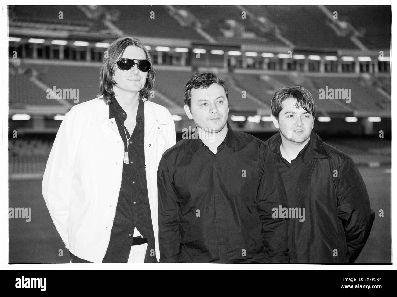 MANIC STREET PREACHERS, CONFÉRENCE DE PRESSE, 1999 : James Dean Bradfield, Nicky Wire et Sean Moore du groupe gallois Manic Street Preachers lors d'une conférence de presse au Millennium Stadium, Cardiff Wales, Royaume-Uni, le 1er novembre 1999. Le groupe fait la promotion de son concert de la nuit du millénaire devant plus de 57 000 fans lors de la Saint-Sylvestre 1999-2000, au Millennium Stadium de Cardiff, intitulé Leaving the 20th Century. Photo : Rob Watkins. INFO : Manic Street Preachers, un groupe de rock gallois formé en 1986, a émergé comme des icônes de la scène musicale britannique des années 90. Connu pour ses paroles politiquement chargées et ses mélodies anthémiques Banque D'Images