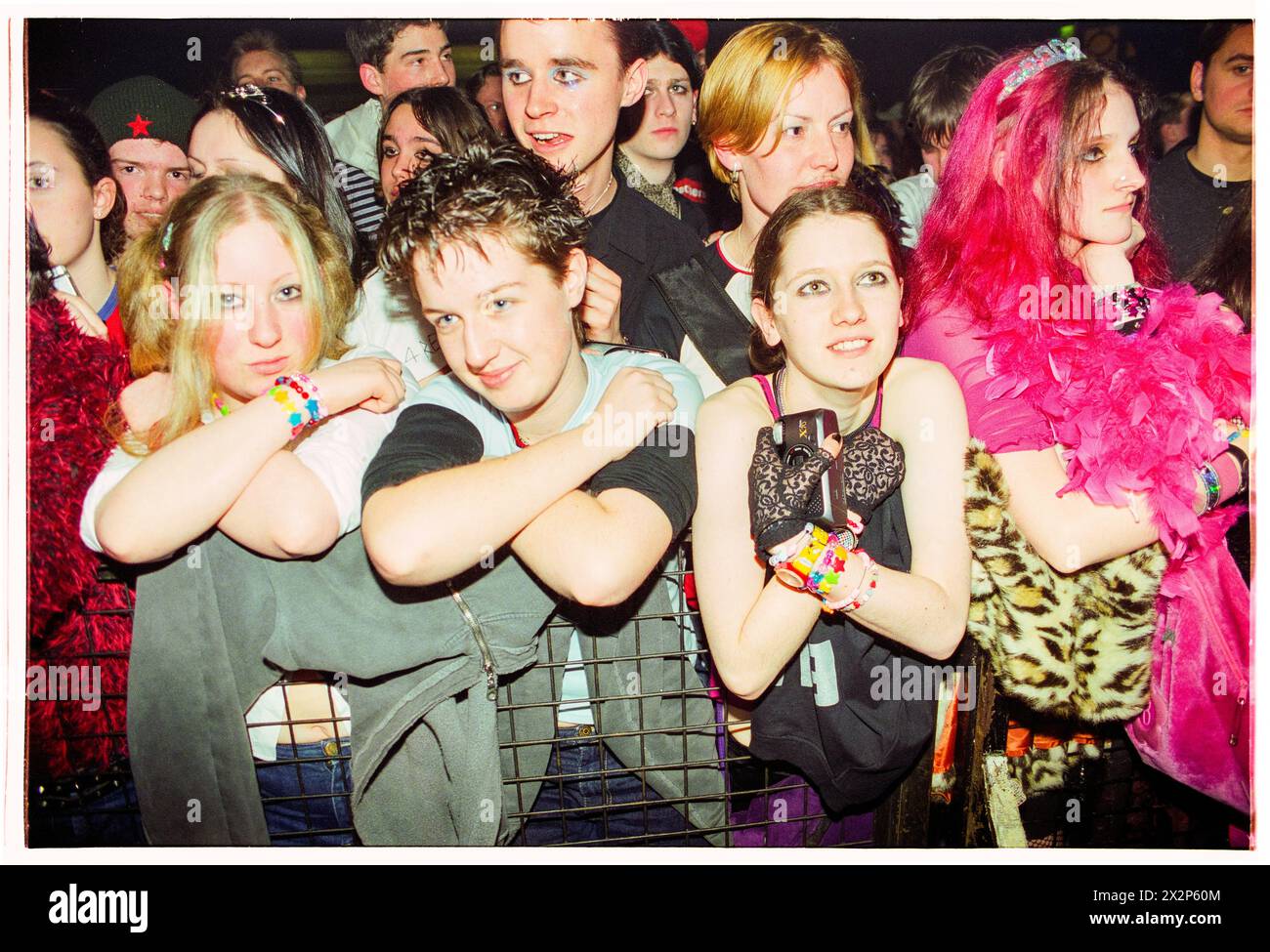 MANIC STREET PREACHERS, AVANT-PREMIÈRE DE L'ALBUM, FANS, 2001 : The front of the Crowd pour le groupe gallois Manic Street Preachers jouant à BBC Radio 1 Live, Coal Exchange, Cardiff, Royaume-Uni le 3 mars 2001. Le groupe a créé de nouvelles chansons de leur 6e album, Know Your Enemy. Photo : Rob Watkins. INFO : Manic Street Preachers, un groupe de rock gallois formé en 1986, a émergé comme des icônes de la scène musicale britannique des années 90. Connus pour leurs paroles politiquement chargées et leurs mélodies anthémiques, des tubes comme 'A Design for Life' ont consolidé leur statut de figures légendaires du rock alternatif. Banque D'Images