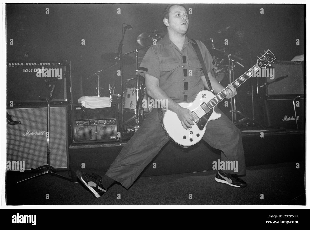 MANIC STREET PREACHERS, CONCERT D'AVANT-PREMIÈRE DE L'ALBUM, 2001 : James Dean Bradfield du groupe gallois Manic Street Preachers jouant à BBC Radio 1 Live, Coal Exchange, Cardiff, Royaume-Uni le 8 mars 2001. Le groupe a créé de nouvelles chansons de leur 6e album, Know Your Enemy. Photo : Rob Watkins. INFO : Manic Street Preachers, un groupe de rock gallois formé en 1986, a émergé comme des icônes de la scène musicale britannique des années 90. Connus pour leurs paroles politiquement chargées et leurs mélodies anthémiques, des tubes comme 'A Design for Life' ont consolidé leur statut de figures légendaires du rock alternatif. Banque D'Images