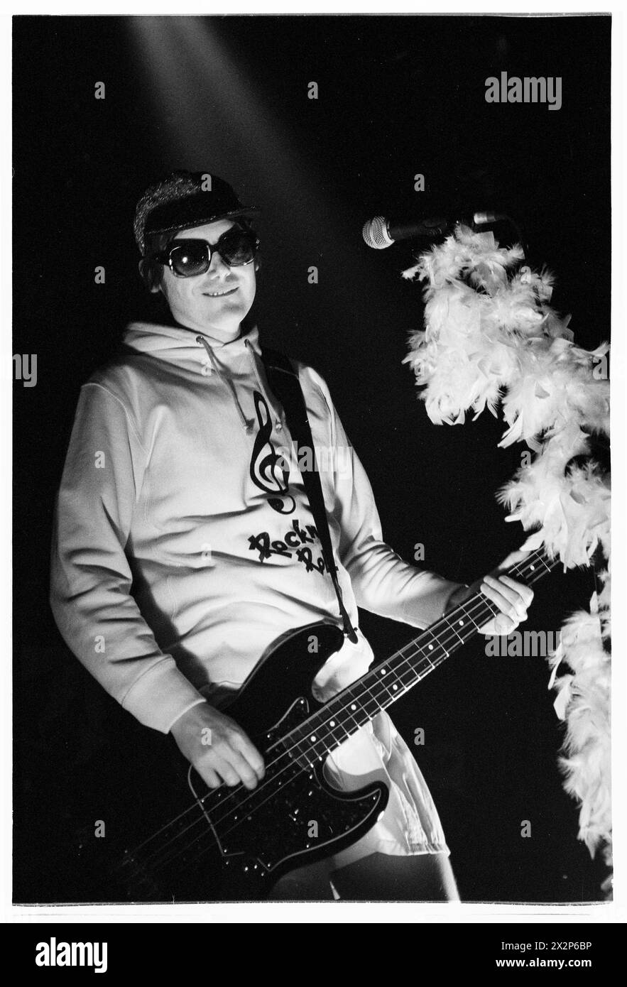 MANIC STREET PREACHERS, CONCERT D'AVANT-PREMIÈRE DE L'ALBUM, 2001 : Nicky Wire du groupe gallois Manic Street Preachers jouant à BBC Radio 1 Live, Coal Exchange, Cardiff, Royaume-Uni le 8 mars 2001. Le groupe a créé de nouvelles chansons de leur 6e album, Know Your Enemy. Photo : Rob Watkins. INFO : Manic Street Preachers, un groupe de rock gallois formé en 1986, a émergé comme des icônes de la scène musicale britannique des années 90. Connus pour leurs paroles politiquement chargées et leurs mélodies anthémiques, des tubes comme 'A Design for Life' ont consolidé leur statut de figures légendaires du rock alternatif. Banque D'Images