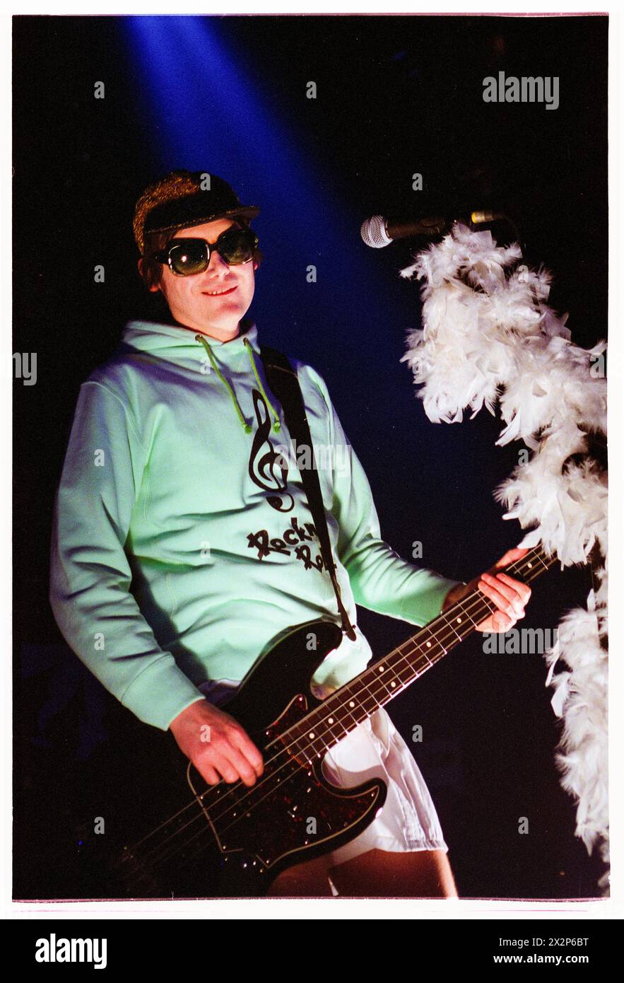 MANIC STREET PREACHERS, CONCERT D'AVANT-PREMIÈRE DE L'ALBUM, 2001 : Nicky Wire du groupe gallois Manic Street Preachers jouant à BBC Radio 1 Live, Coal Exchange, Cardiff, Royaume-Uni le 8 mars 2001. Le groupe a créé de nouvelles chansons de leur 6e album, Know Your Enemy. Photo : Rob Watkins. INFO : Manic Street Preachers, un groupe de rock gallois formé en 1986, a émergé comme des icônes de la scène musicale britannique des années 90. Connus pour leurs paroles politiquement chargées et leurs mélodies anthémiques, des tubes comme 'A Design for Life' ont consolidé leur statut de figures légendaires du rock alternatif. Banque D'Images