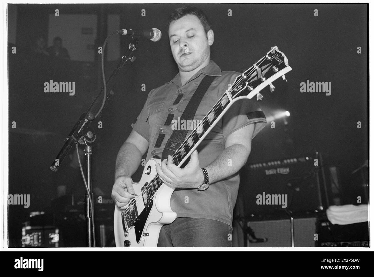 MANIC STREET PREACHERS, CONCERT D'AVANT-PREMIÈRE DE L'ALBUM, 2001 : James Dean Bradfield du groupe gallois Manic Street Preachers jouant à BBC Radio 1 Live, Coal Exchange, Cardiff, Royaume-Uni le 8 mars 2001. Le groupe a créé de nouvelles chansons de leur 6e album, Know Your Enemy. Photo : Rob Watkins. INFO : Manic Street Preachers, un groupe de rock gallois formé en 1986, a émergé comme des icônes de la scène musicale britannique des années 90. Connus pour leurs paroles politiquement chargées et leurs mélodies anthémiques, des tubes comme 'A Design for Life' ont consolidé leur statut de figures légendaires du rock alternatif. Banque D'Images