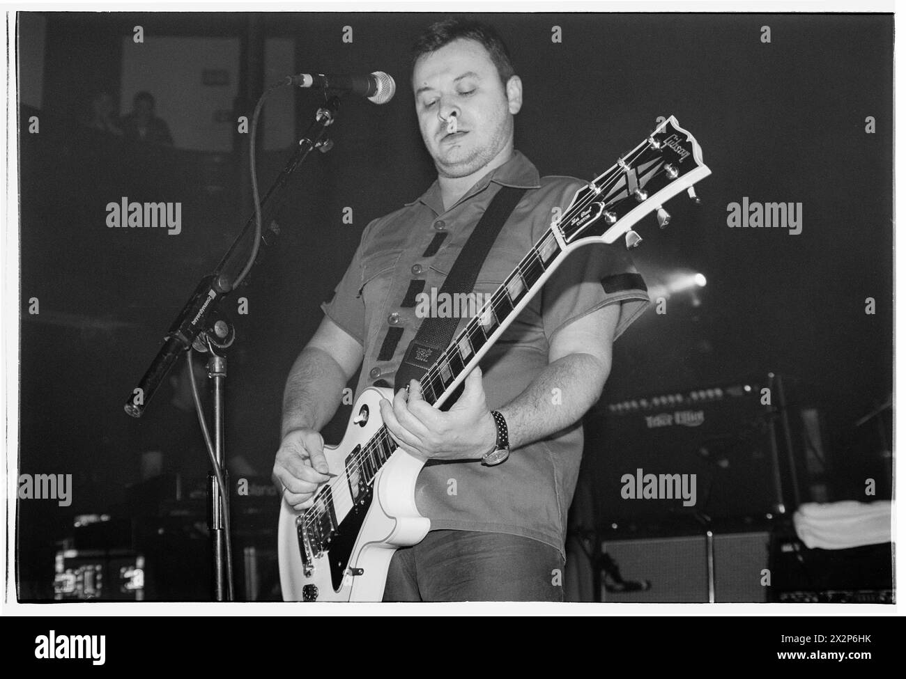 MANIC STREET PREACHERS, CONCERT D'AVANT-PREMIÈRE DE L'ALBUM, 2001 : James Dean Bradfield du groupe gallois Manic Street Preachers jouant à BBC Radio 1 Live, Coal Exchange, Cardiff, Royaume-Uni le 8 mars 2001. Le groupe a créé de nouvelles chansons de leur 6e album, Know Your Enemy. Photo : Rob Watkins. INFO : Manic Street Preachers, un groupe de rock gallois formé en 1986, a émergé comme des icônes de la scène musicale britannique des années 90. Connus pour leurs paroles politiquement chargées et leurs mélodies anthémiques, des tubes comme 'A Design for Life' ont consolidé leur statut de figures légendaires du rock alternatif. Banque D'Images