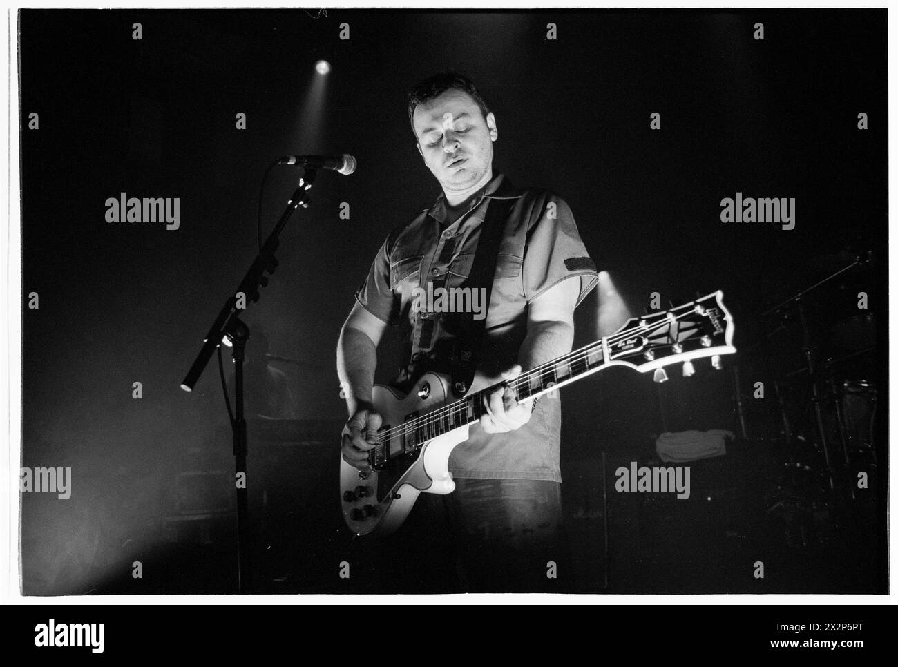 MANIC STREET PREACHERS, CONCERT D'AVANT-PREMIÈRE DE L'ALBUM, 2001 : James Dean Bradfield du groupe gallois Manic Street Preachers jouant à BBC Radio 1 Live, Coal Exchange, Cardiff, Royaume-Uni le 8 mars 2001. Le groupe a créé de nouvelles chansons de leur 6e album, Know Your Enemy. Photo : Rob Watkins. INFO : Manic Street Preachers, un groupe de rock gallois formé en 1986, a émergé comme des icônes de la scène musicale britannique des années 90. Connus pour leurs paroles politiquement chargées et leurs mélodies anthémiques, des tubes comme 'A Design for Life' ont consolidé leur statut de figures légendaires du rock alternatif. Banque D'Images