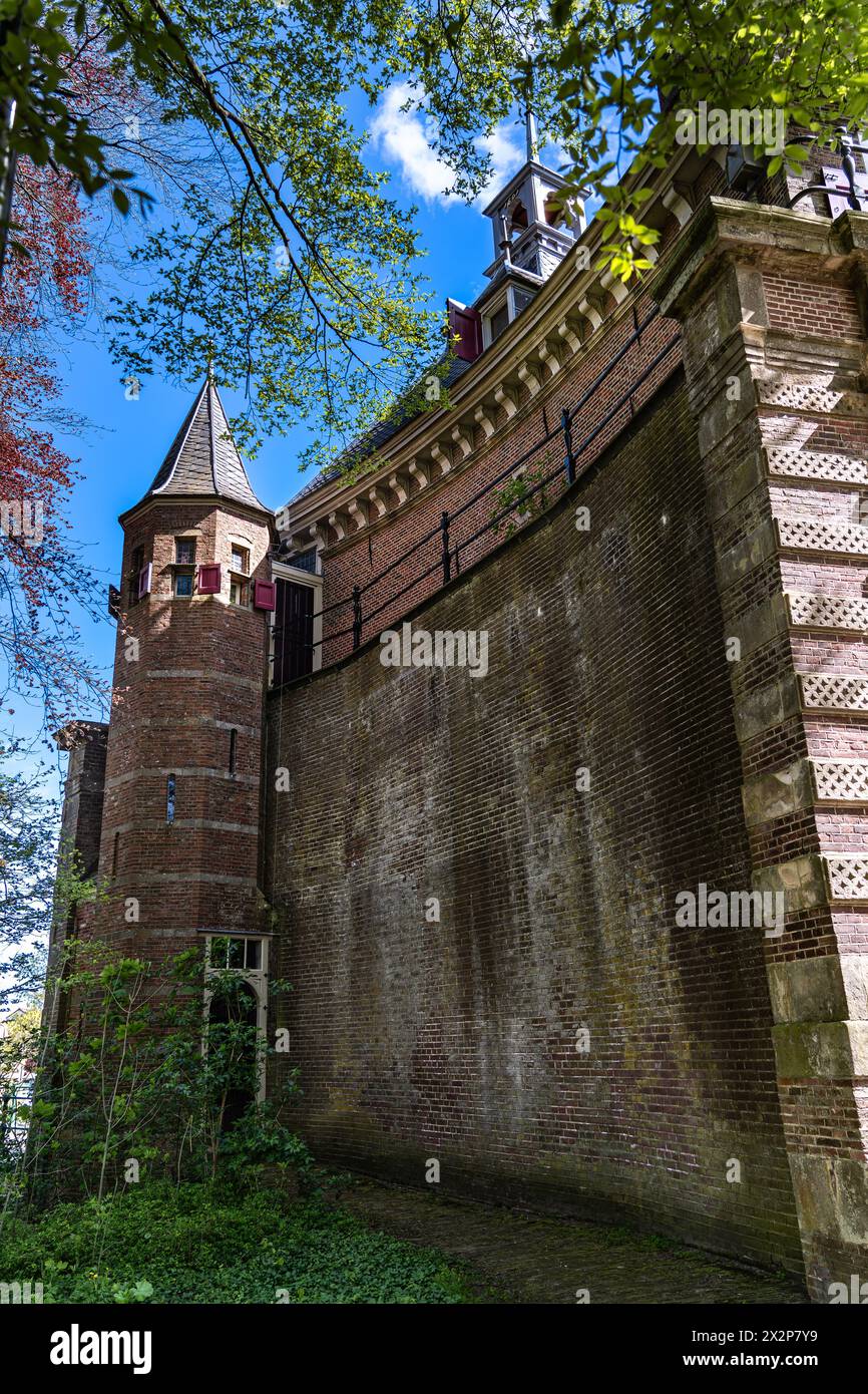 Mur de façade latérale de maniérisme du siècle d'or style architectural Oosterpoort porte de la ville, où les contours de l'ancien mur de la ville sont encore visibles Banque D'Images