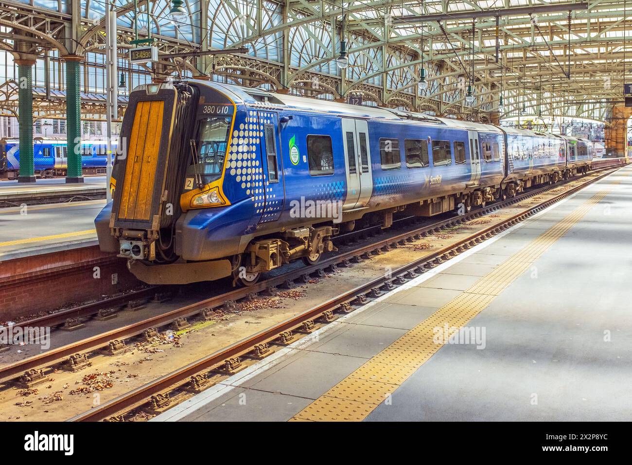 Train de voyageurs ScotRail arrivant à Glasgow Central gare, Glasgow, Écosse, Royaume-Uni Banque D'Images