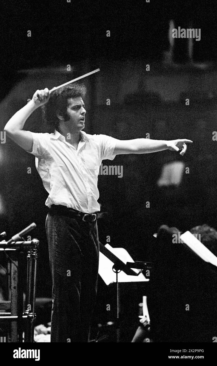 Daniel Barenboim répète avec l'Orchestre symphonique de la BBC au Royal Albert Hall de Londres pendant la saison des Proms 1972 Banque D'Images