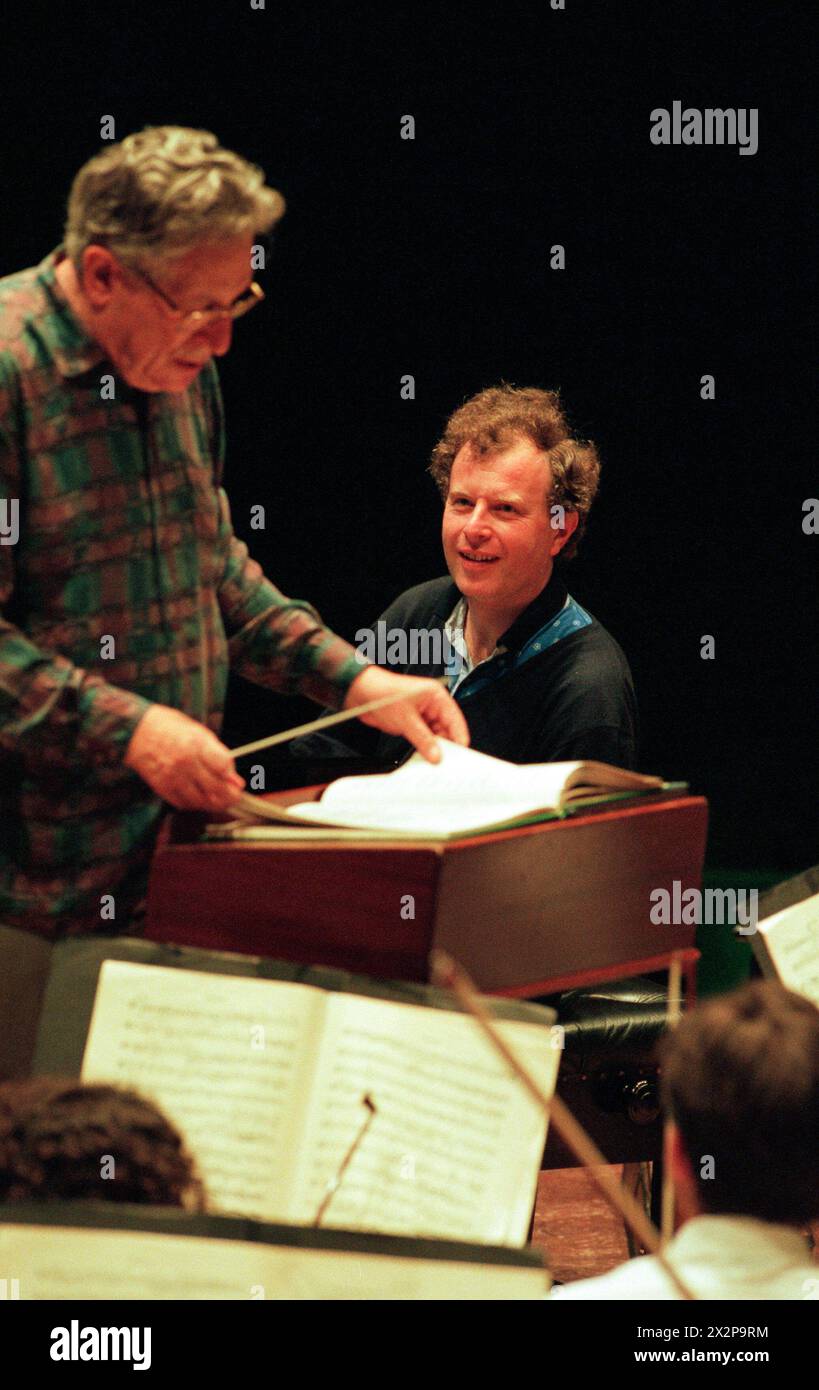 Le chef d'orchestre Kurt Sanderling (1912-2011) et le soliste pour piano Andras Schiff lors d'une répétition pour un concert des concertos pour piano de Brahms avec le Philharmonia Orchestra dans le Usher Hall dans le cadre du Festival international d'Édimbourg le 22/08/1996 Banque D'Images