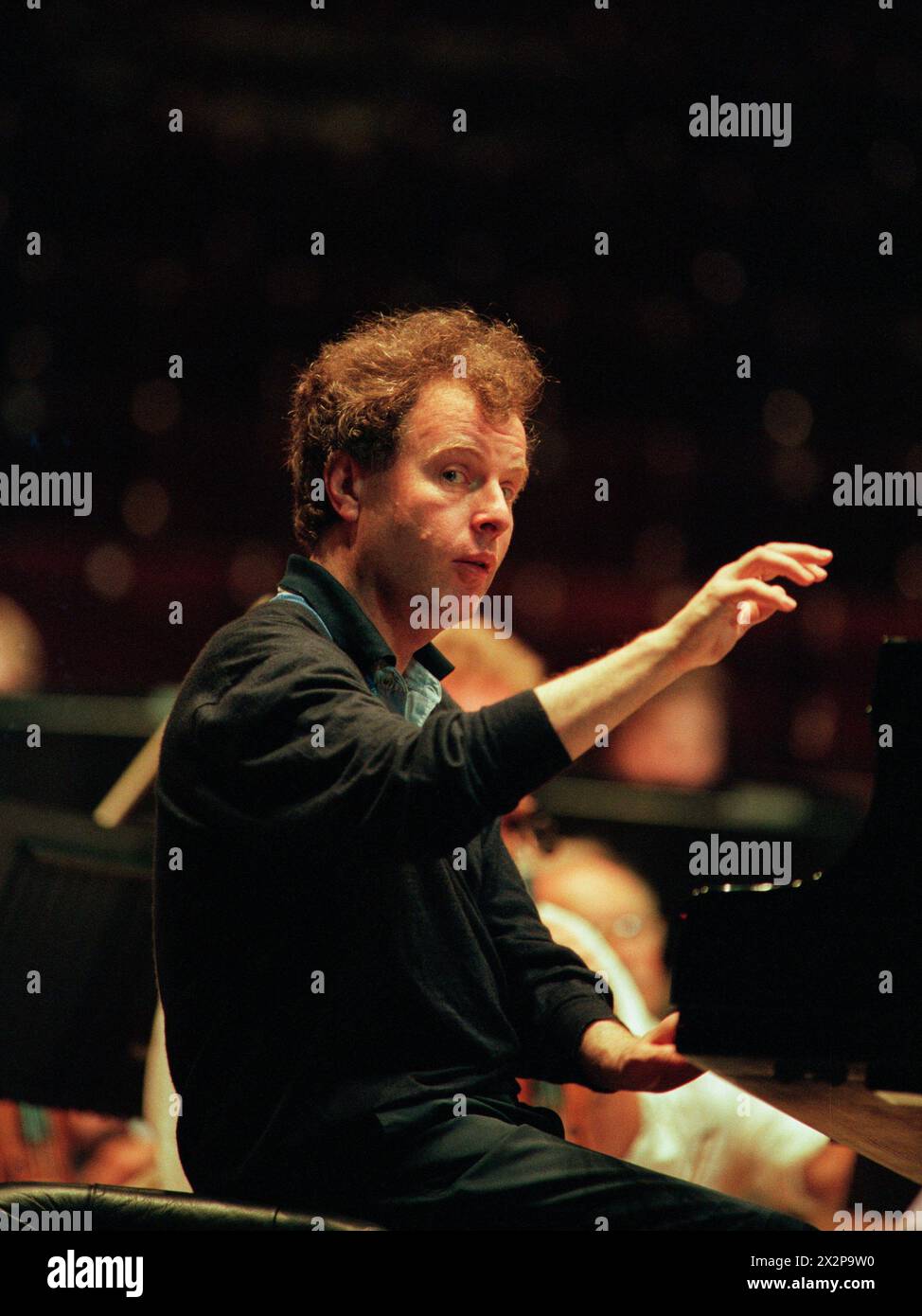 Le soliste Andras Schiff répète pour un concert des concertos pour piano de Brahms avec le chef Kurt Sanderling et le Philharmonia Orchestra à l'Usher Hall dans le cadre du Festival international d'Édimbourg le 22/08/1996 Banque D'Images